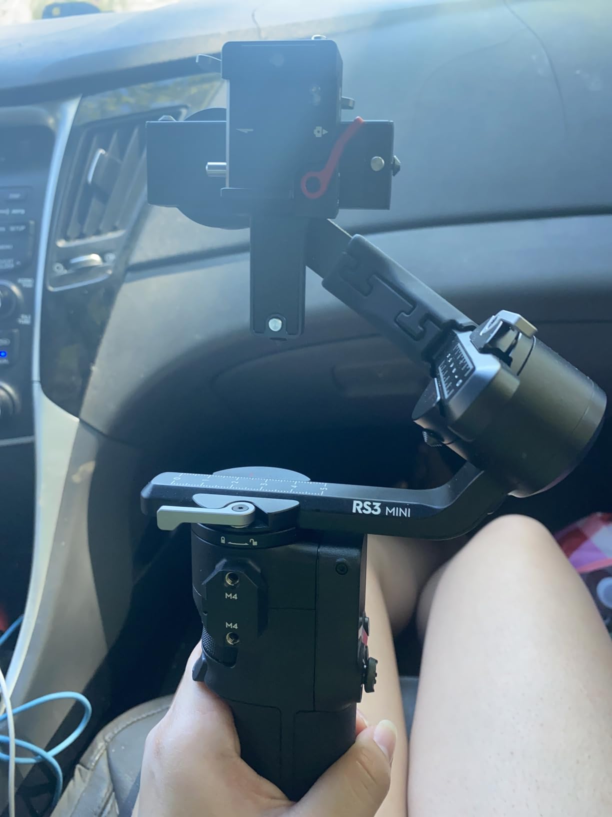 DJI RS 3 Mini, 3-Axis Gimbal Stabilizer for Cameras Canon/Sony/Panasonic/Nikon/Fujifilm, 2 kg (4.4 lbs) Tested Payload, Camera Gimbal with Native Vertical Shooting customer photo 2