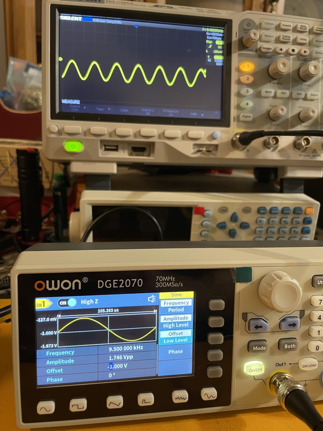 Signal Generator DGE2070 Arbitrary Waveform Generator, 70 MHz Generators Dual Channel 300MS/s Sample Rate 14 Bits Vertical Resolution for Multi Tester customer photo 1
