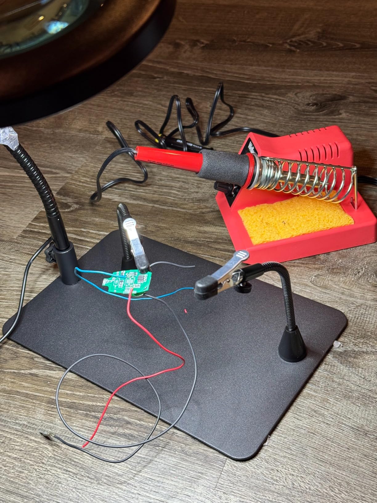 Soldering Helping Hands 10X Magnifying Glass with light and Stand PCB Holder, Drdefi Soldering Station Third Hand Tools Magnifier with Thickening Alligator Clip customer photo 2