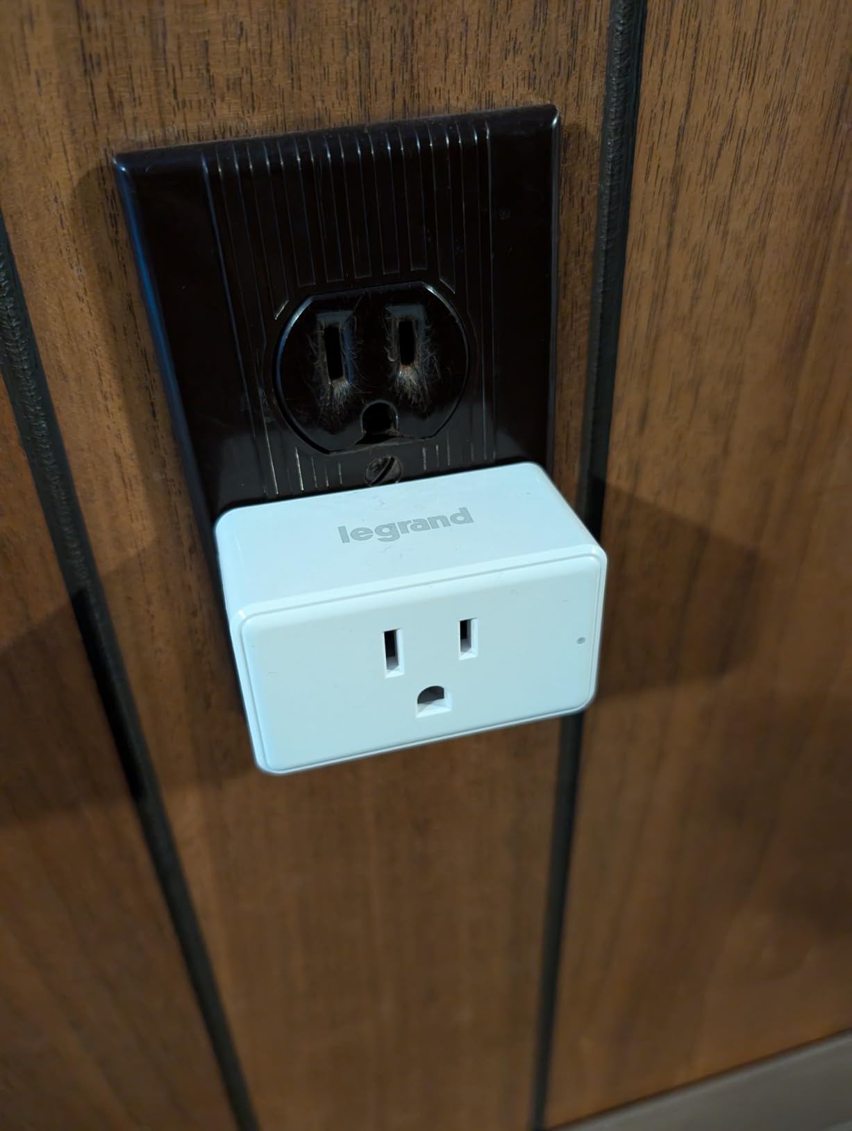 Legrand Radiant Wi-Fi Matter Smart Plug Matter Hub Required 15A, Easy Setup, Enhanced Compatibility with Apple HomeKit, Google Home, Alexa & SmartThings, Easy Wi-Fi Connectivity w/Matter (1 Pack) customer photo 1