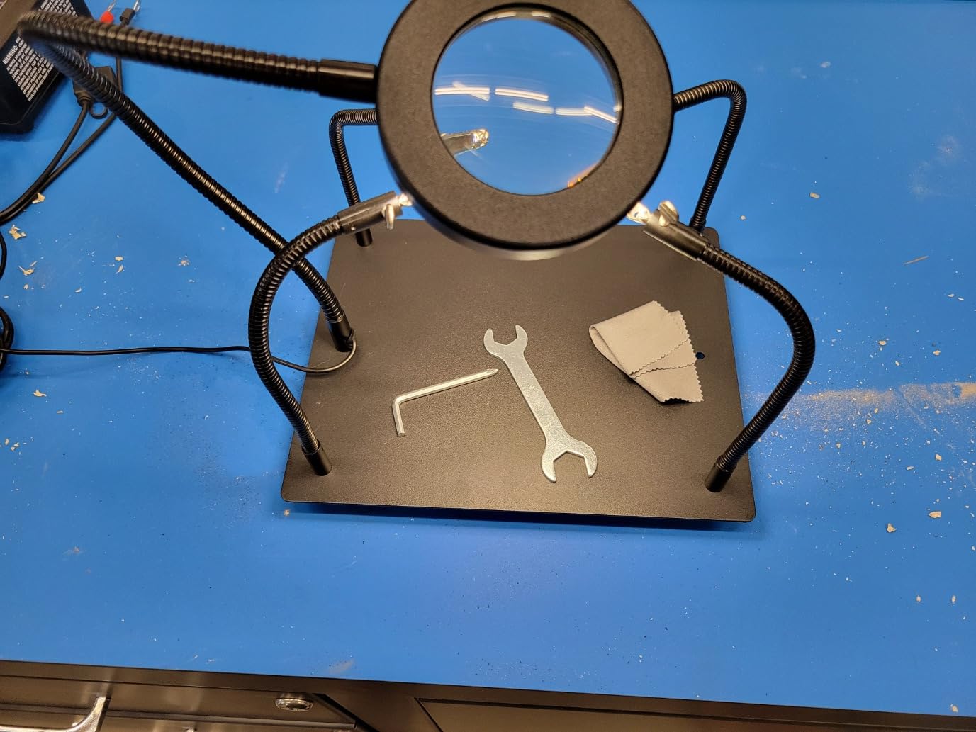 Helping Hands Soldering, PCB Holder Soldering Station Third Hand Tool with 5X Magnifying Glass with Light, 4 Arms Helping Hands Non-Slip Steel Weighted Base for Welding customer photo 1