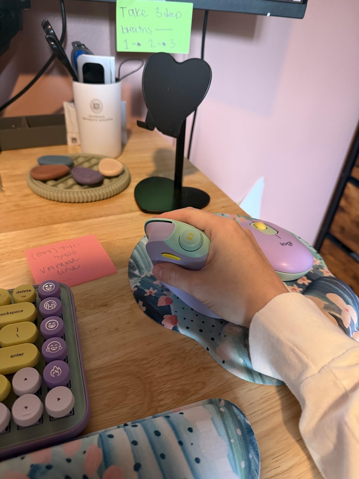 seenda Ergonomic Mouse Wireless, MOU-302 Bluetooth Vertical Mouse Rechargeable, Volume Knob, Quiet Mice with 1000/1600/2400 DPI, 3 Multi-Device Connectivity for Computer/PC/Laptop/Mac, Purple customer photo 1