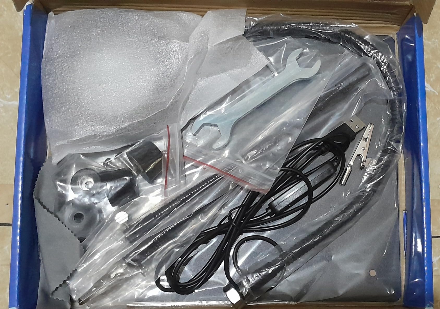 NZQXJXZ Helping Hands Soldering Station with 3X Magnifying Glass and Light, Soldering Holder Metal Circuit Board Holder 4 Flexible Metal Arms Magnetic Helping Hand for Soldering, Assembly, Repair customer photo 2