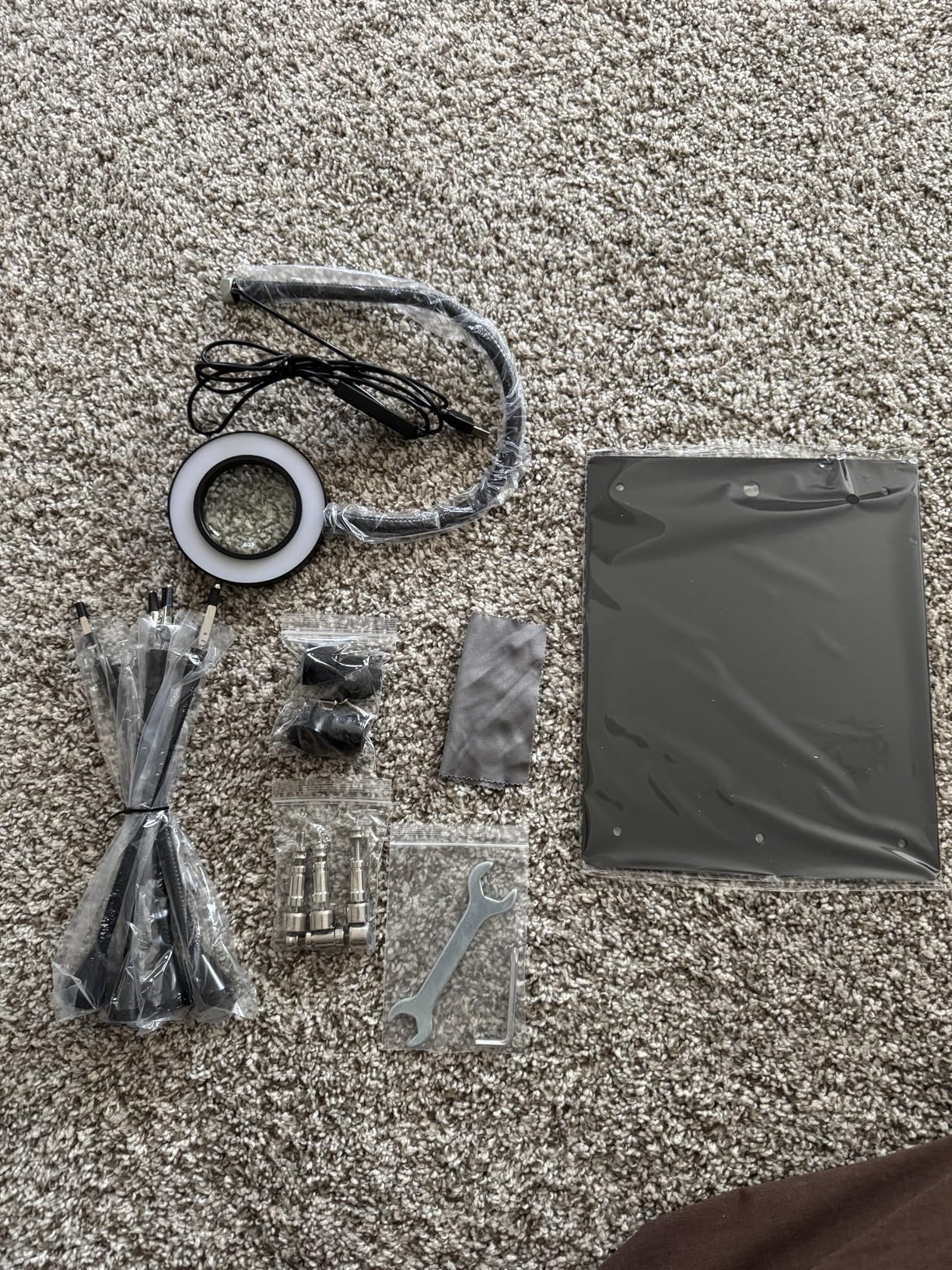 Helping Hands Soldering Magnifying Glass, Upgrade Soldering Station with 3X LED Magnifying Lamp, Metal Circuit Board Holder, 4 Flexible Metal Arms Heavy Duty Base Electronic Repair Tool for Soldering customer photo 1
