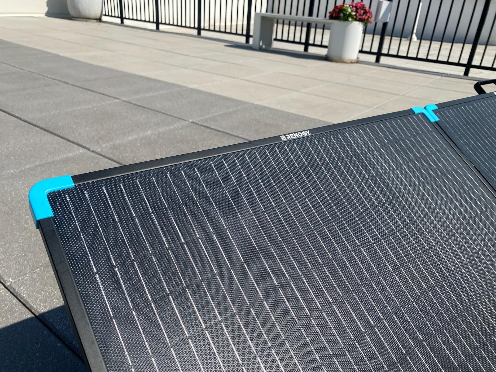 Renogy 400W Portable Solar Panel Suitcase, 23% High Efficiency Foldable Solar Charger for Power Station, Durable for Decades, with Sturdy Kickstands, IP67 Waterproof for RV Camping Off-Grid Blackouts customer photo 2