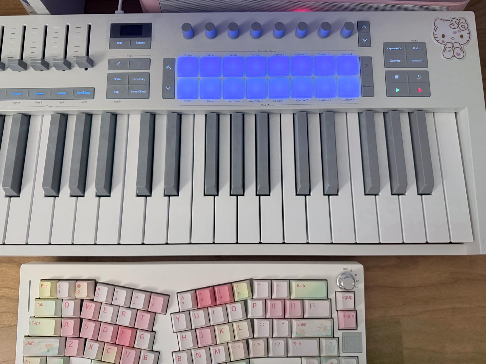 Novation Launchkey Mini 25 MK4 - Portable 25 Mini-Key, USB, MIDI Keyboard Controller with DAW Integration, Chord Mode, Scale Mode, Drum Pads, and Arpeggiator customer photo 1