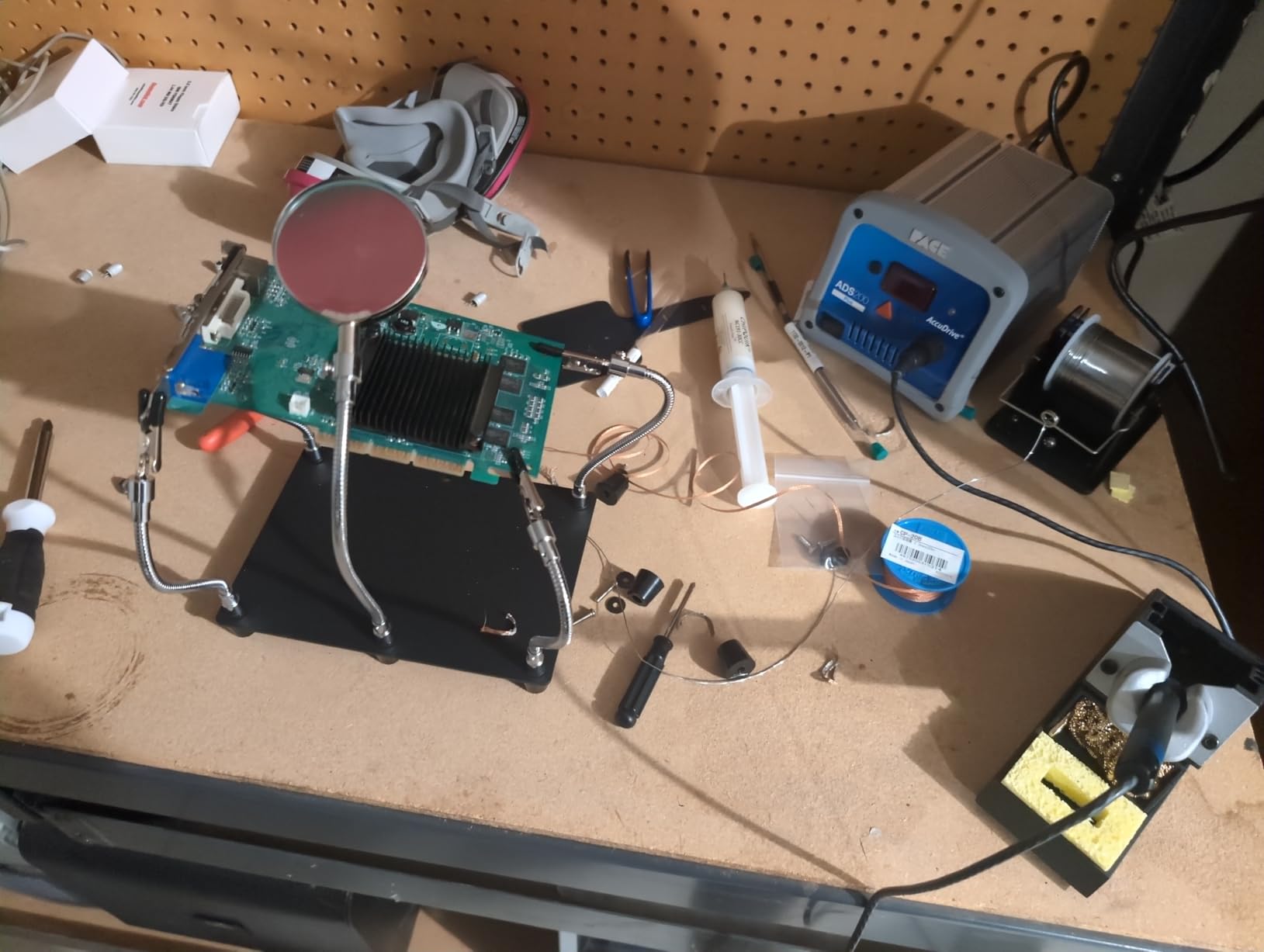 Kaisiking Helping Hands Soldering Station with Magnifying Glass, PCB Holder 4 Flexible Arms Magnifier and Third Hand Soldering Tool for Electronic Repair Soldering Jewelry Crafts customer photo 2