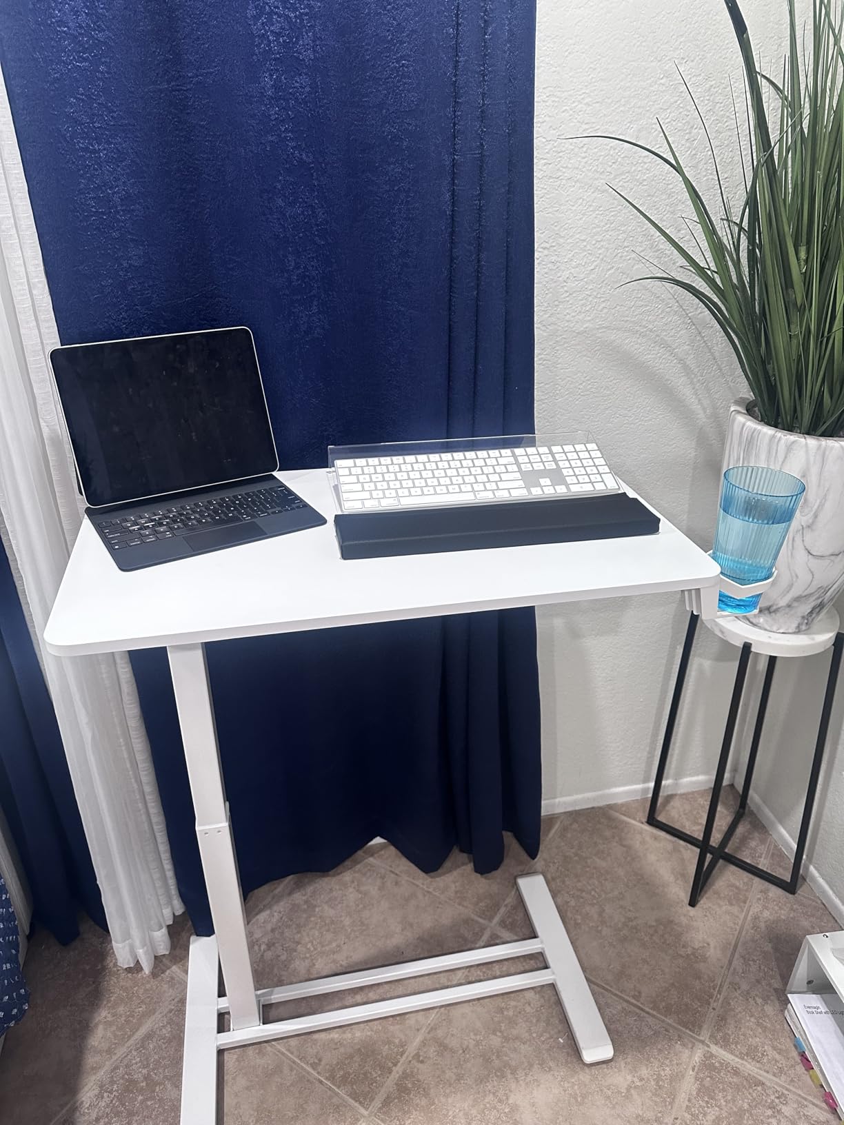 FLEXISPOT Mobile Standing Desk with Wheels Pneumatic Laptop Desk Rolling Computer Cart Movable Height Adjustable Small Sit Stand Desk Computer Workstations Home Use (27.6