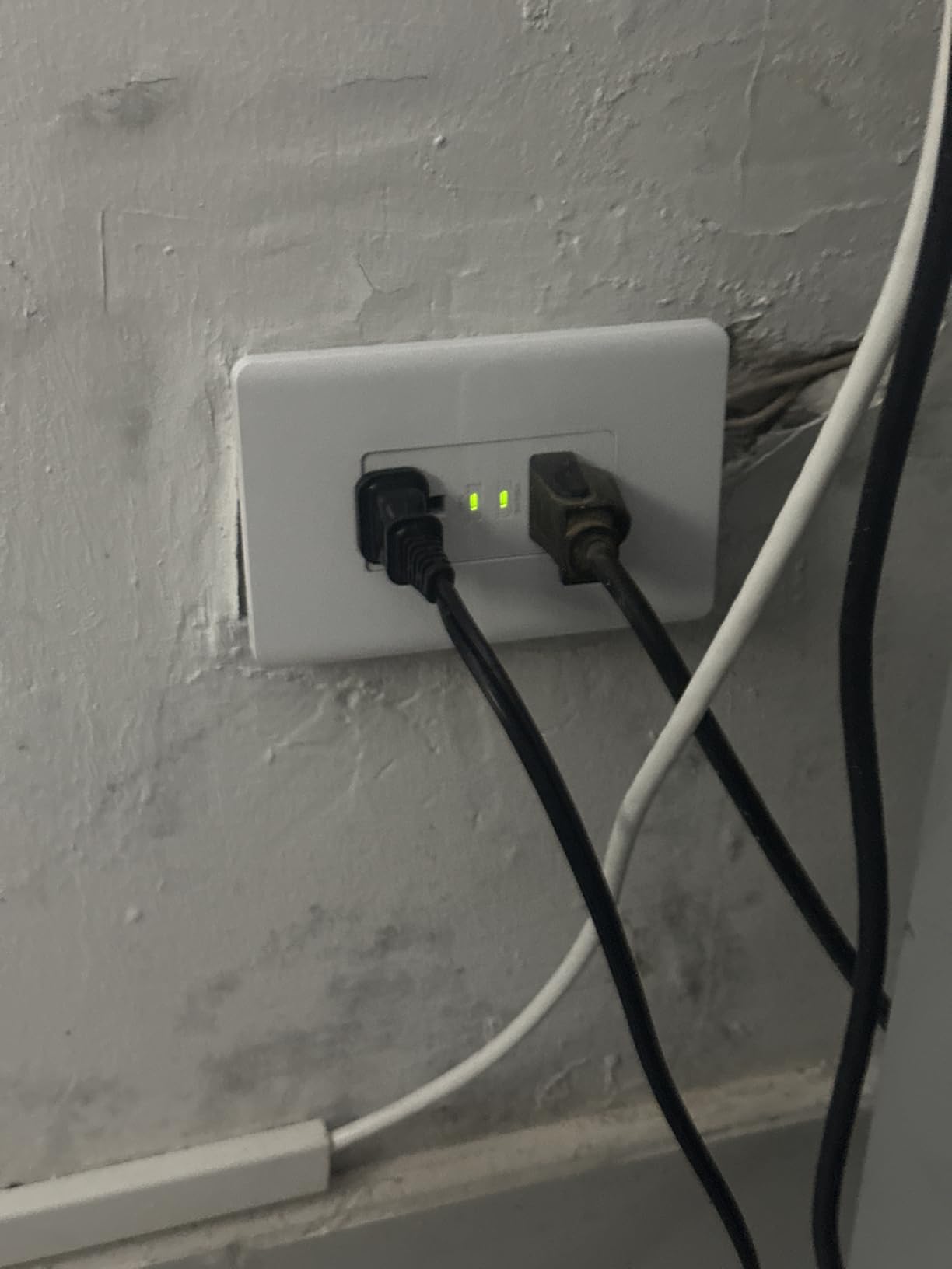 Tapo Smart Plug, Wi-Fi in-Wall Outlet, Matter Compatible, Energy Monitoring, 15A/1800W Max, Works with Alexa, Apple Home, Google Home, SmartThings, Voice/Remote Control, ETL Certified - Tapo P210M customer photo 2