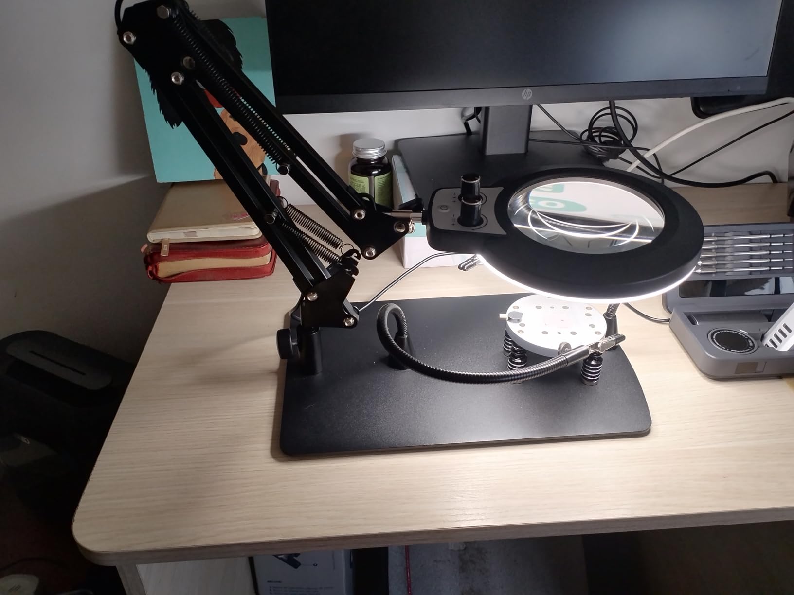 Helping Hands Soldering Station, 10X Magnifying Glass with Light and Stand, Magnetic PCB Holder, Infinite Color Dimming Magnifier Lamp customer photo 2