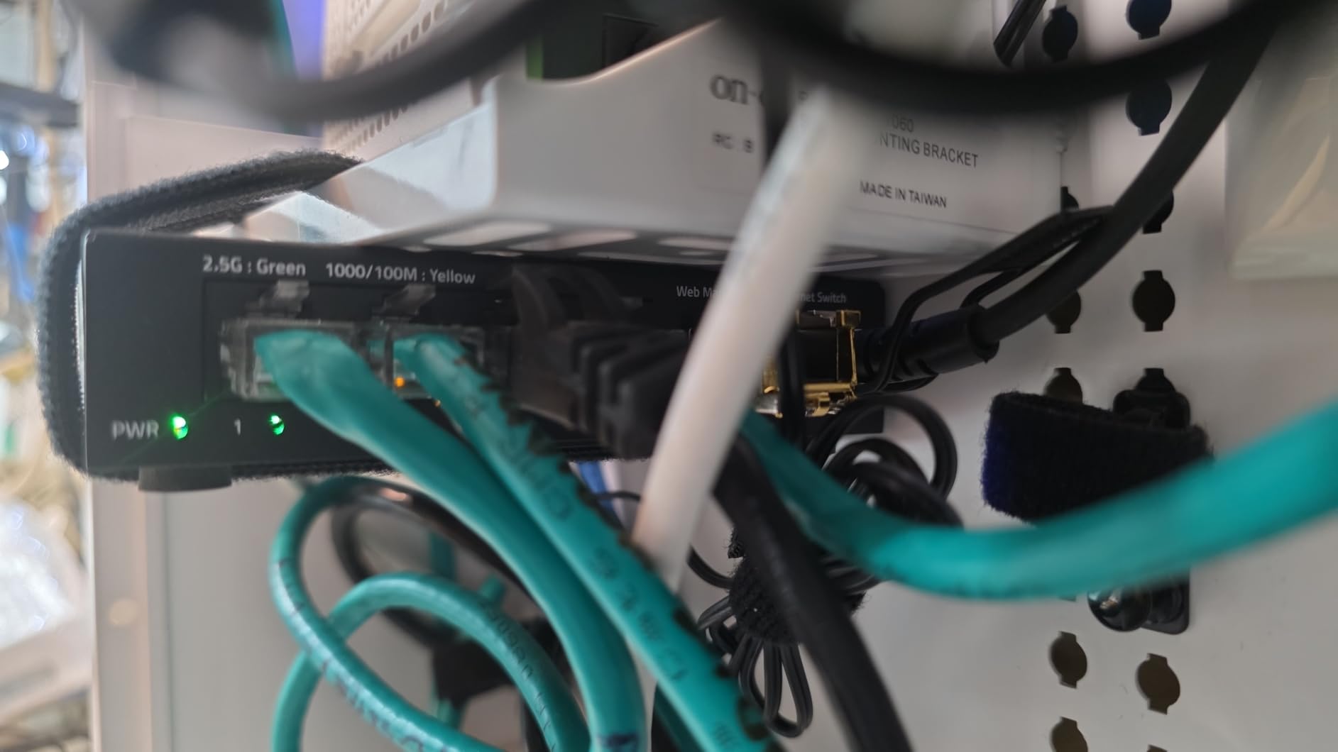 6 Port 2.5Gb Web Managed Switch, 4 x 2.5GbE Ports, 2 x 10G SFP+, Web Managed with Link Aggregation/VLAN/QOS, Metal Fanless Home Lab Network Switch customer photo 2
