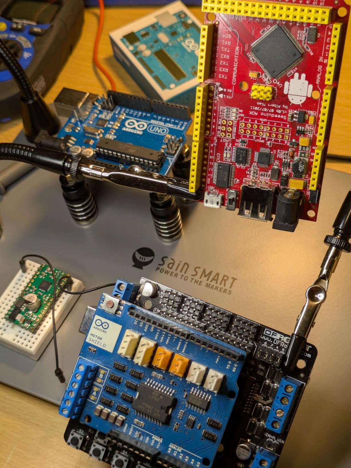 SainSmart Soldering Station 6 Flexible Helping Hands 5X Magnifying Lamp with 5 Color 10 Brightness Level Magnetic Soldering Iron Stand & Heavy Duty Base customer photo 2