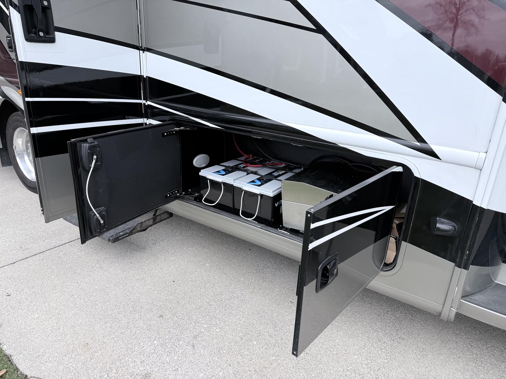 12.8V 300Ah Self-Heating LiFePO4 Lithium Battery with APP Monitoring, Built-in 200A BMS, Rechargeable 3840Wh Energy Battery for Trolling Motor, RV, Marine, Solar, Camping, Backup Power, Off-Grid, etc. customer photo 1