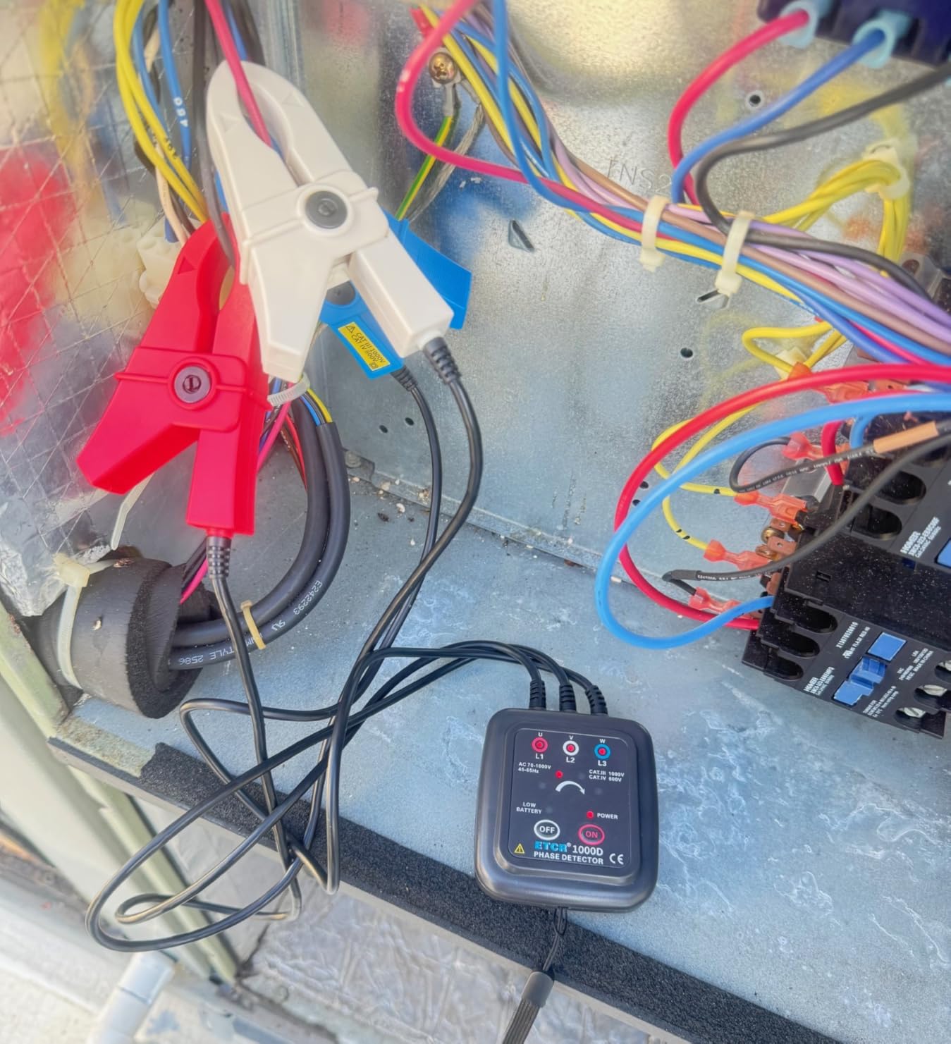 ETCR1000D Non-Contact Phase Sequence Tester, Phase Rotation Meter, AC 70-1000V, Wire Diameter 0.4-1.6 inch customer photo 3