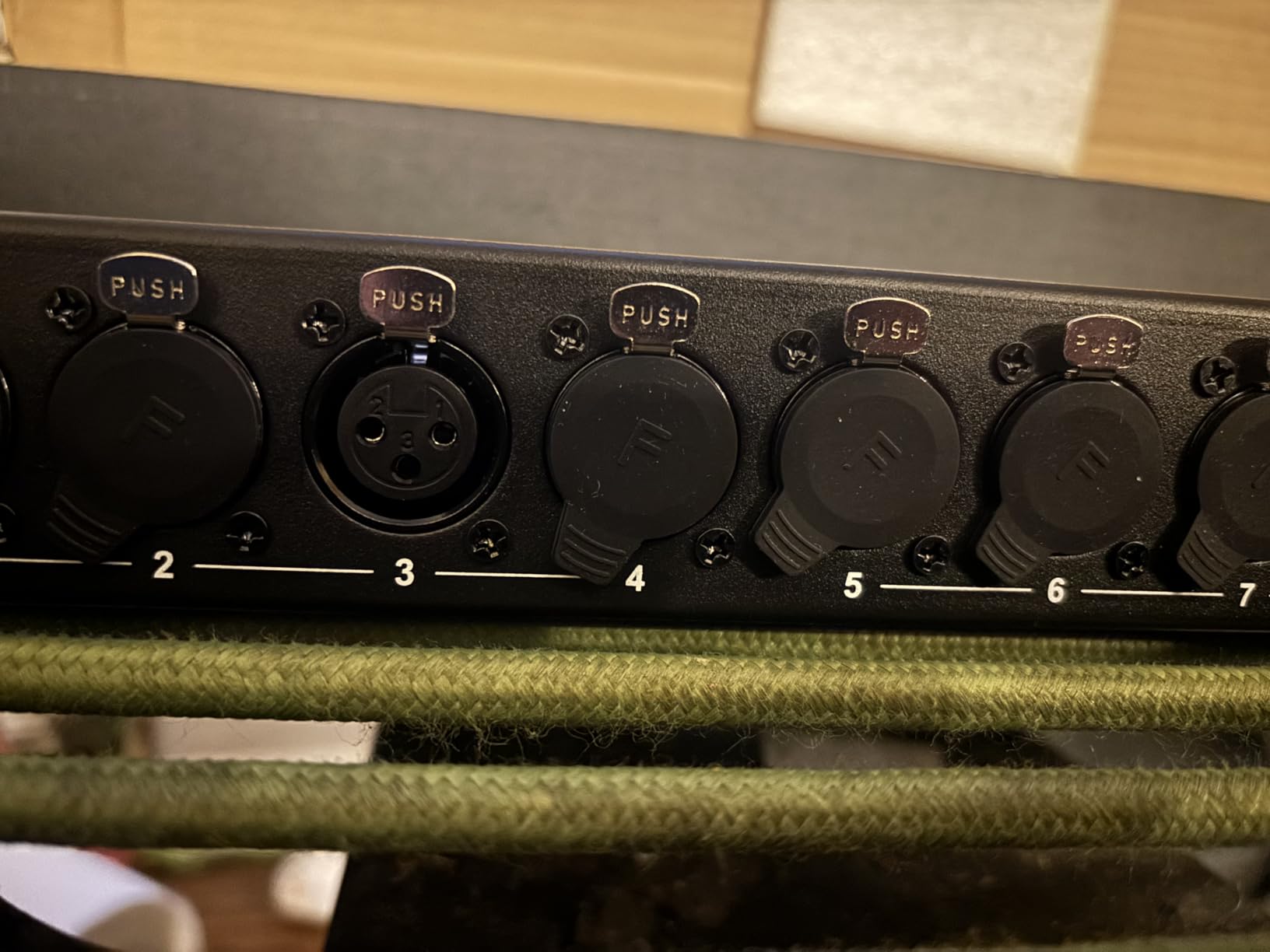 16 Port XLR Patchbay - Balanced Patch Bay Audio Snake Panel with Reversible XLR Connectors, Metal Rack-Mount Chassis customer photo 2