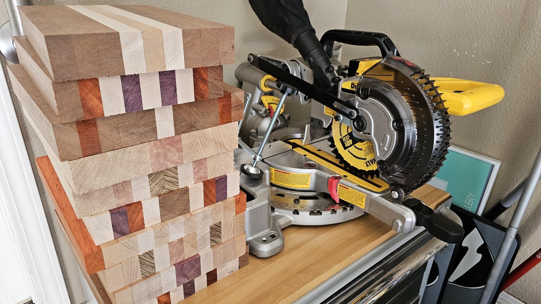 DEWALT 20V MAX 7-1/4-Inch Miter Saw, Cordless (DCS361M1) customer photo 1