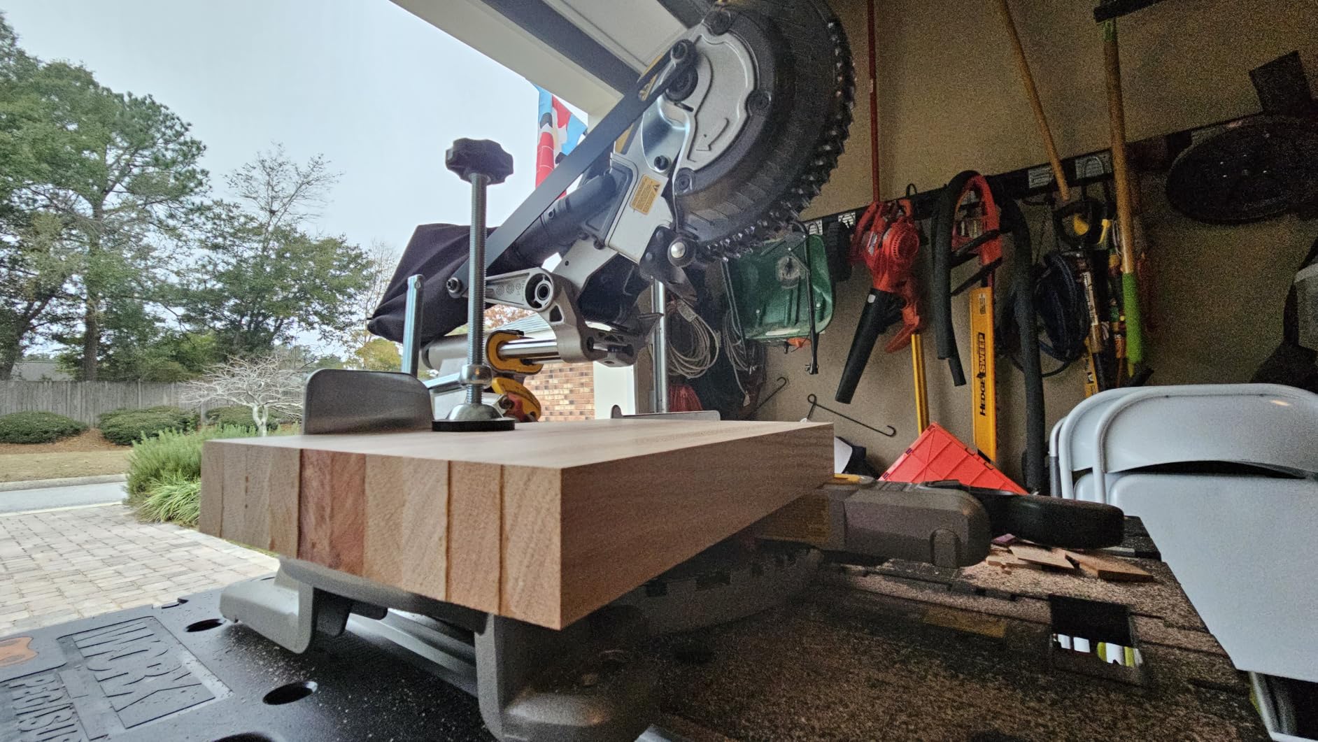 DEWALT 20V MAX 7-1/4-Inch Miter Saw, Cordless (DCS361M1) customer photo 2