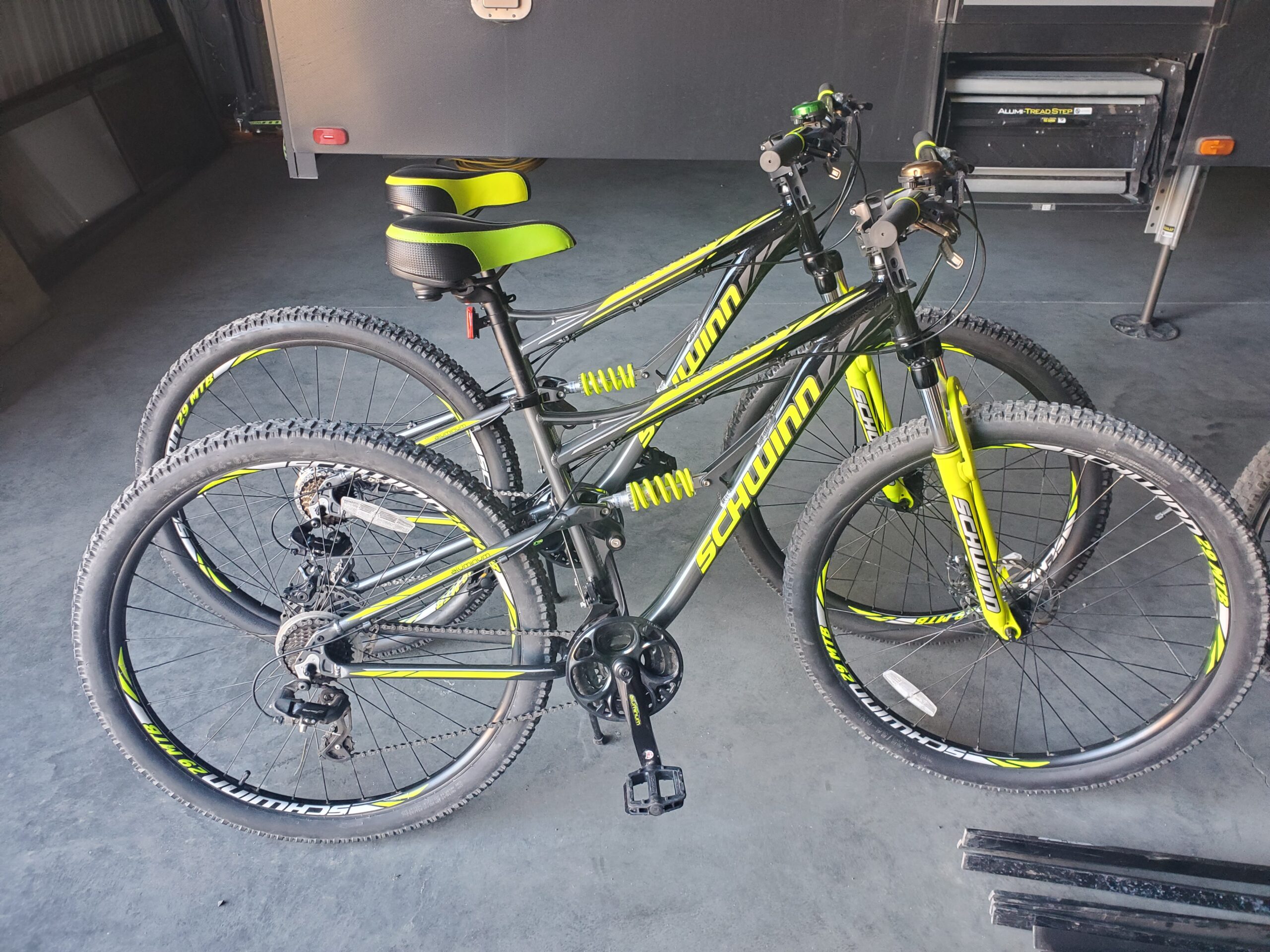 Schwinn Traxion Mountain Bike, 29-Inch Wheels, Full Suspension, 24-Speed, Matte Grey/Neon Green customer photo 1