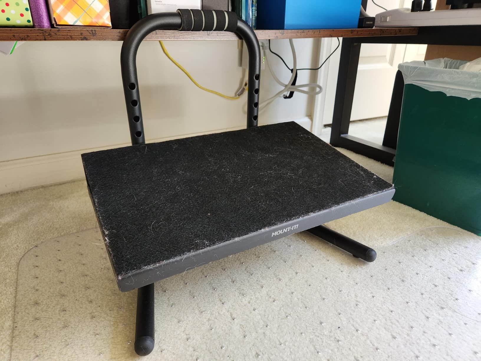 Mount-It! Height Adjustable Foot Rest for Standing and Sitting, Freestanding Under The Desk Footrest with Handle and Six Height Settings, Anti-Slip Padded Surface, Black customer photo 1