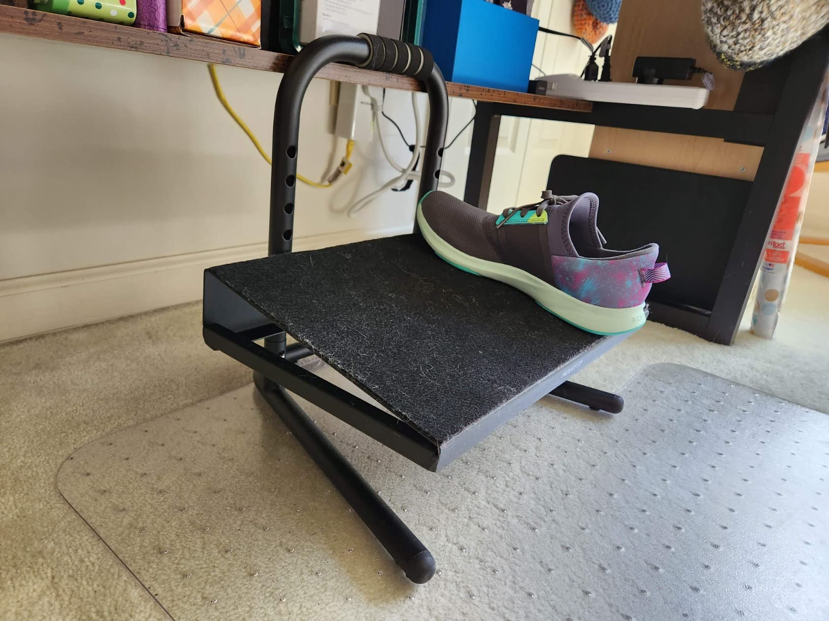 Mount-It! Height Adjustable Foot Rest for Standing and Sitting, Freestanding Under The Desk Footrest with Handle and Six Height Settings, Anti-Slip Padded Surface, Black customer photo 2