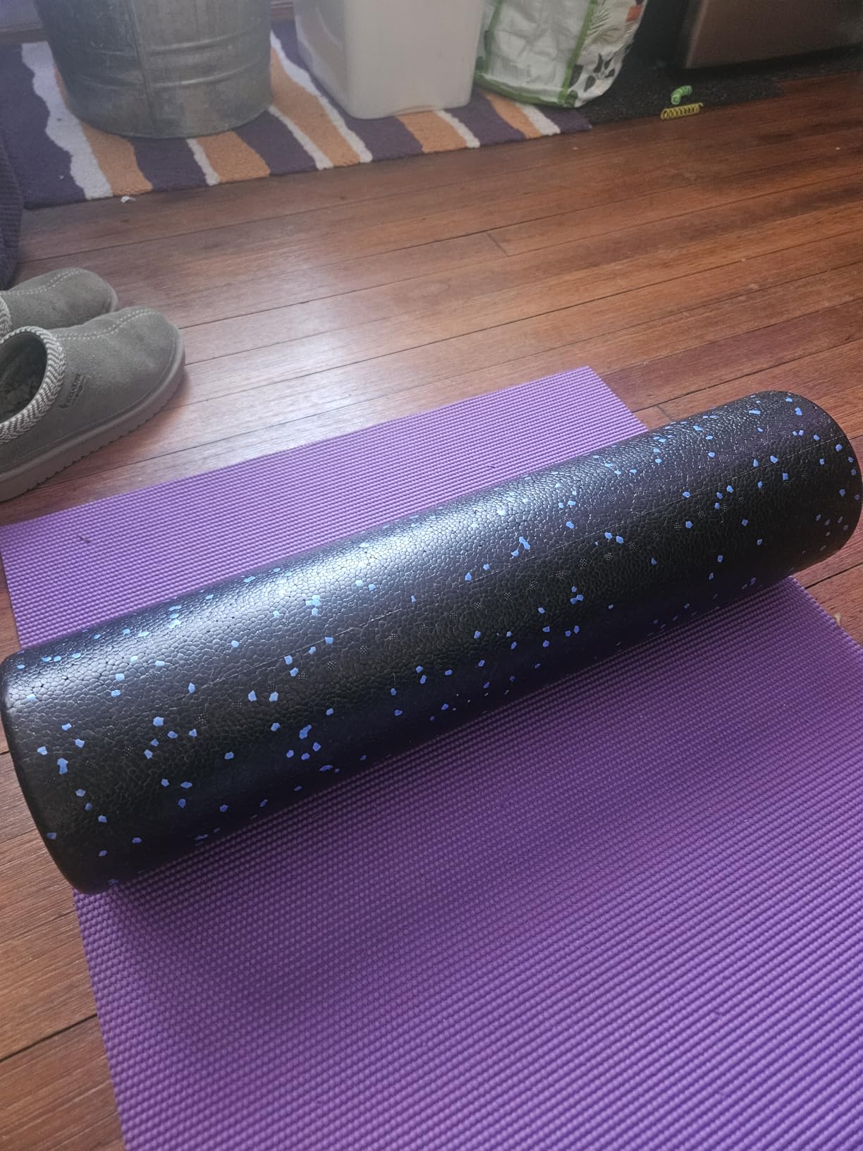 Amazon Basics High Density Foam Roller for Exercise and Recovery, 24 Inches, Blue Speckled customer photo 1