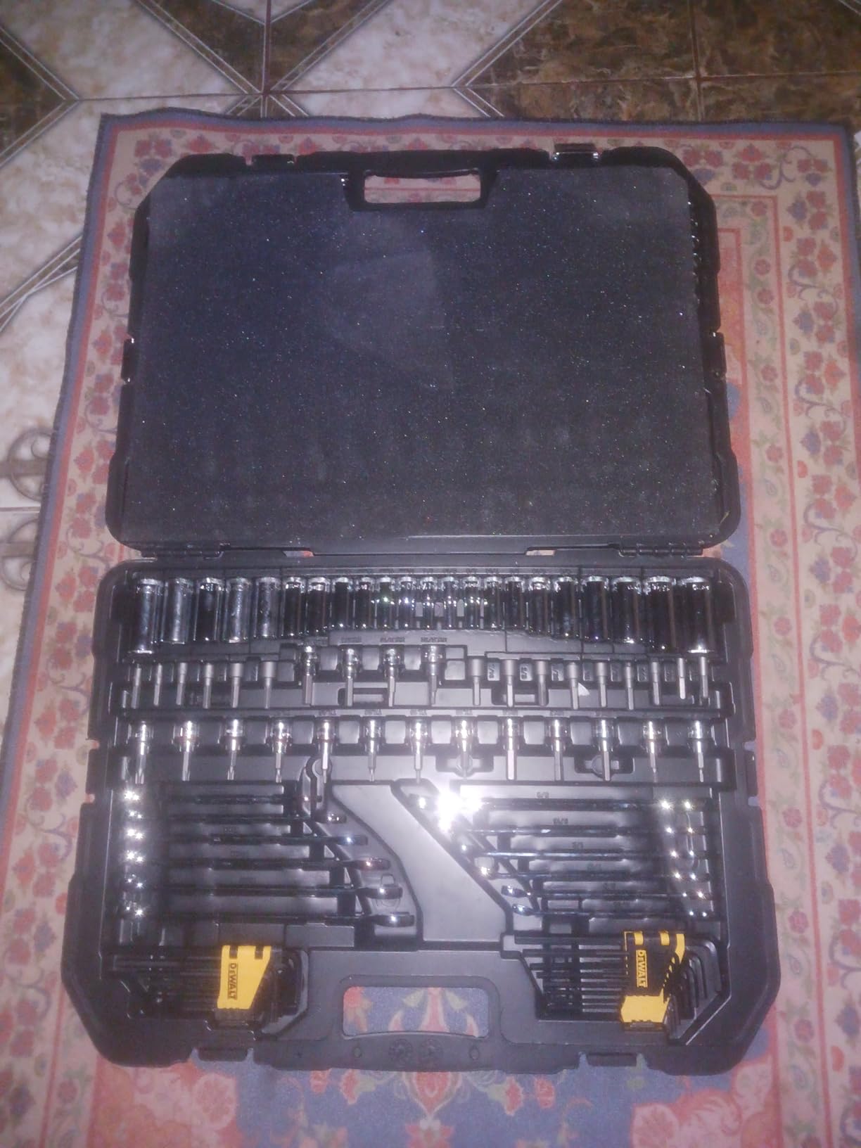 DEWALT Mechanic Tool Set, 247-Piece, 1/4 in., 3/8 in. and 1/2 in. Drive, SAE, Ratchets, Sockets, Hex Keys, Combination Wrenches (DWMT81535) customer photo 2