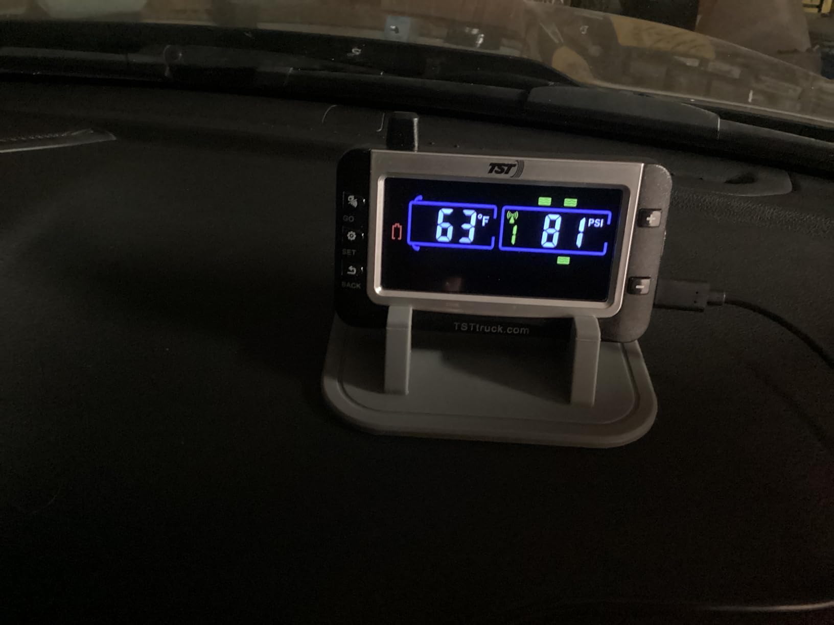 TST 507 Series TPMS - RV Tire Pressure Monitoring System with 6 Cap Sensors & Color Display Monitor for Travel Trailers, Campers and Motorhomes customer photo 2