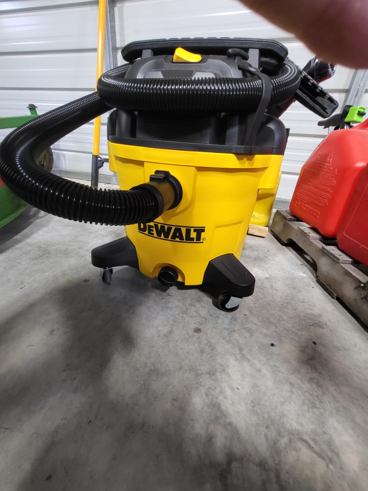DEWALT 10 Gallon Poly Wet Dry Vacuum, 5.5 HP Shop Vacuum 120V 90 CFM for Jobsite, Workshop, Garage, 10 Ft Cord customer photo 1