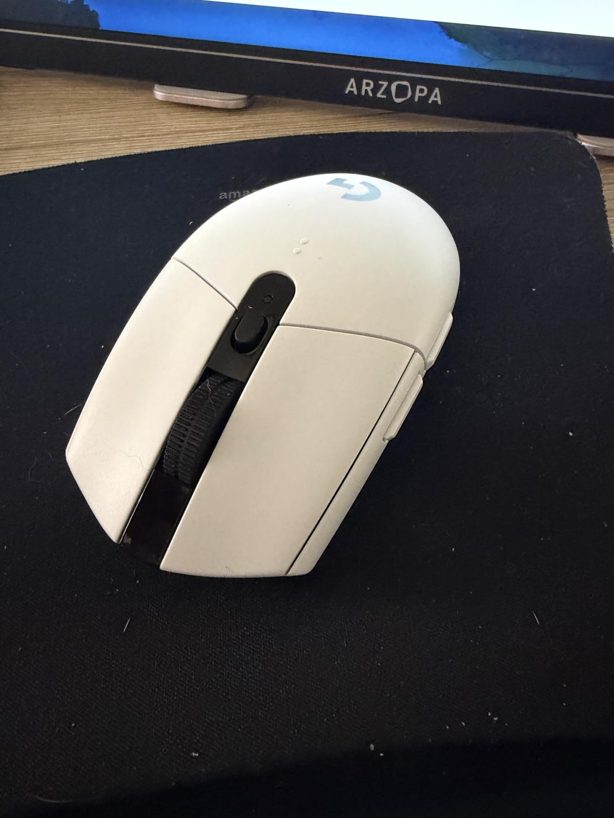 Logitech G305 Lightspeed Wireless Gaming Mouse, Hero Sensor, 12,000 DPI, Lightweight, 6 Programmable Buttons, 250h Battery, On-Board Memory, Compatible with PC, Mac - White customer photo 2