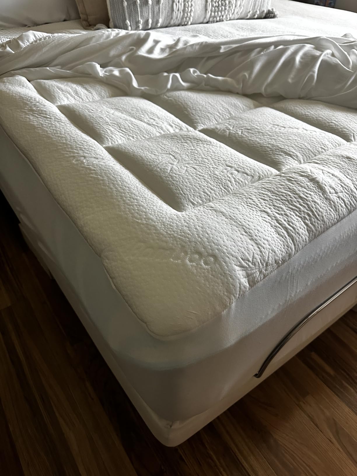 Niagara Sleep Solution Ultra Soft Queen Size Mattress Topper - Viscose Made from Bamboo Pillow Top Mattress Pad for Back Pain Relief - Naturally Cooling for Hot Sleepers, Green customer photo 2