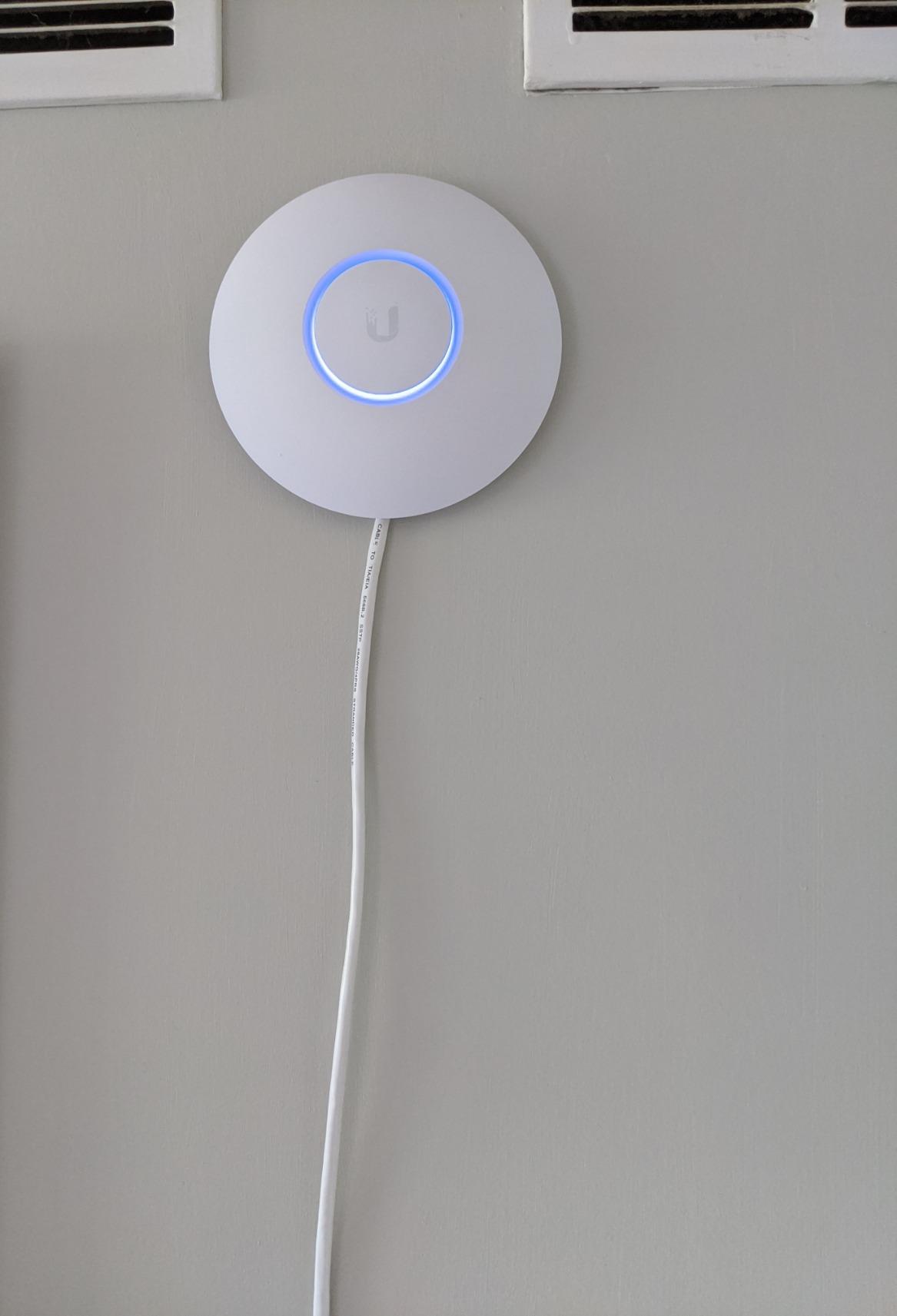 Ubiquiti UniFi nanoHD Compact 802.11ac Wave2 MU-MIMO Enterprise Access Point (UAP-NANOHD-US) customer photo 2