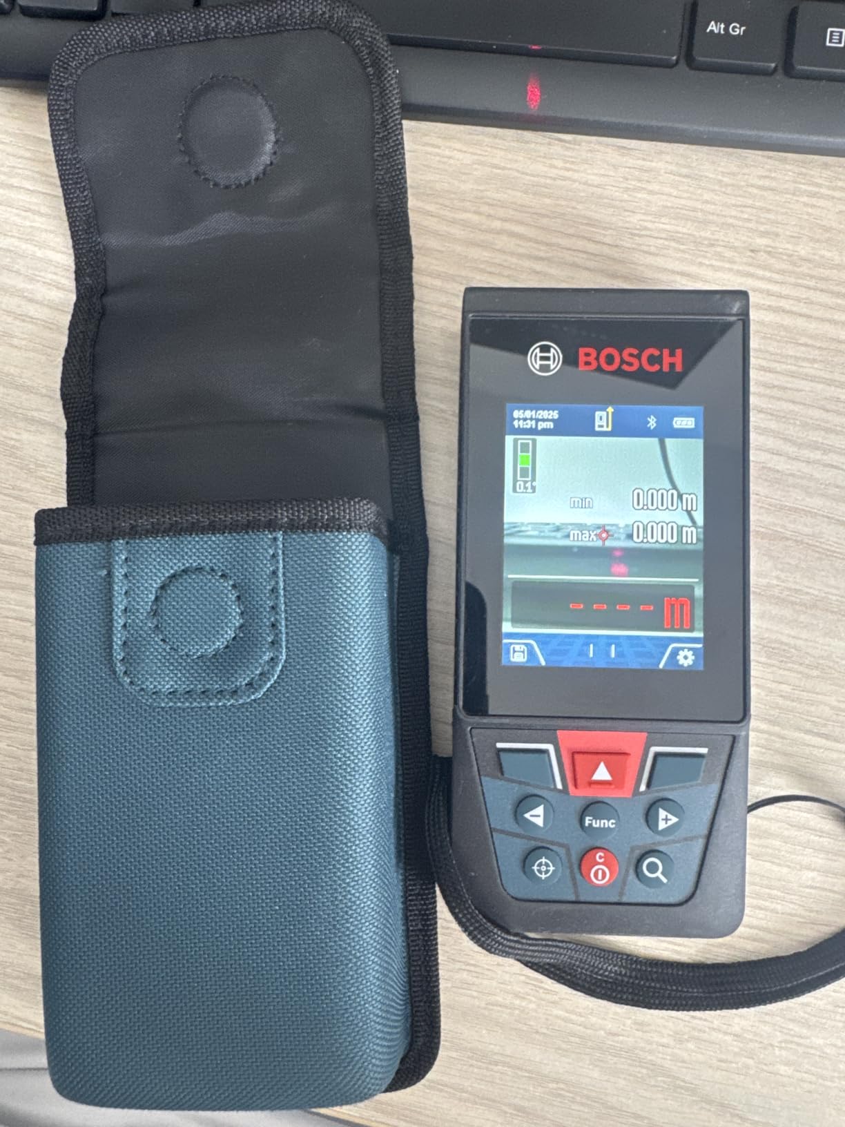 BOSCH GLM400C 400 Ft Blaze Outdoor Connected Laser Measure with Viewfinder, Includes 3 AA Batteries, Hand Strap, & Pouch customer photo 1