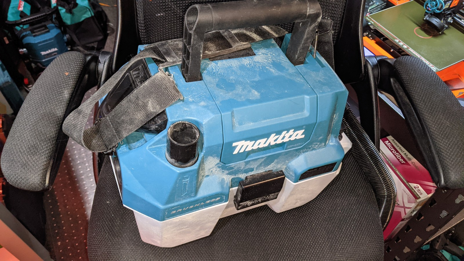 Makita XCV11Z 18V LXT Lithium-Ion Brushless Cordless 2 Gallon HEPA Filter Portable Wet/Dry Dust Extractor/Vacuum, Tool Only customer photo 2