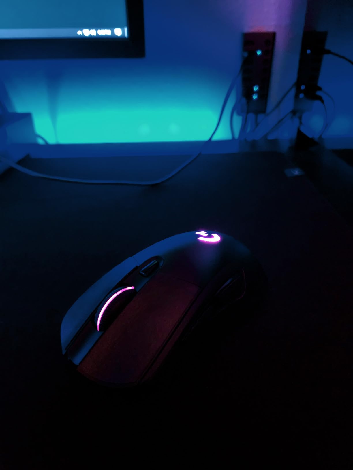 Logitech G703 Lightspeed Wireless Gaming Mouse W/Hero 25K Sensor, PowerPlay Compatible, Lightsync RGB, Lightweight 95G+10G Optional, 100-25,600 DPI, Rubber Side Grips - Black customer photo 2