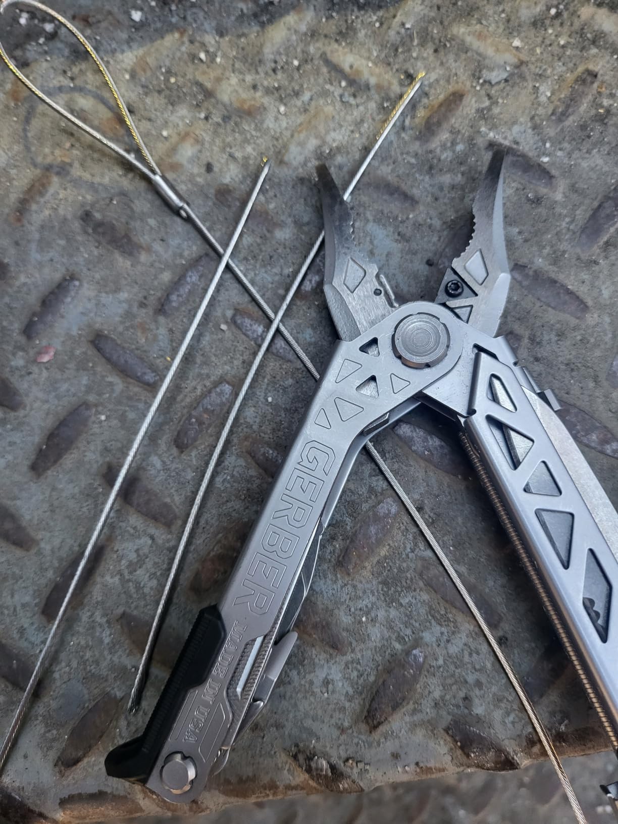 Gerber Gear Center-Drive Plus - 16-Piece Multi-Purpose Tool with Sheath & Bit Set - Includes Pry Bar, Knife, Needlenose Pliers, Nail Puller & More - Made in USA customer photo 2