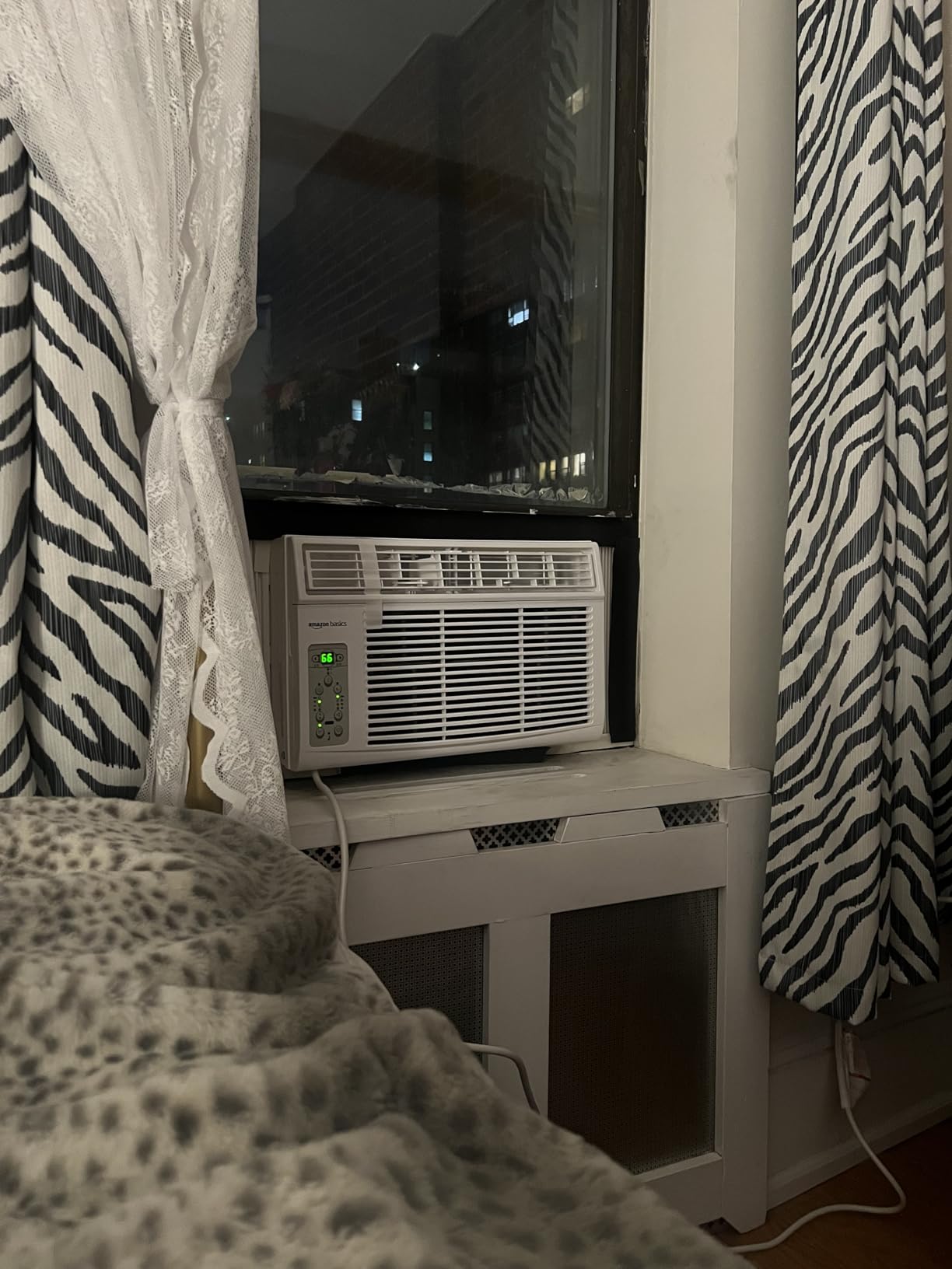 Amazon Basics 6000-BTU Window Air Conditioner with Quiet Operation, Up to 250 Sqf, Cool and Fan Functions, Washable Filter, Adjustable Window Kit, Digital Temperature Display, Remote Control, White customer photo 2