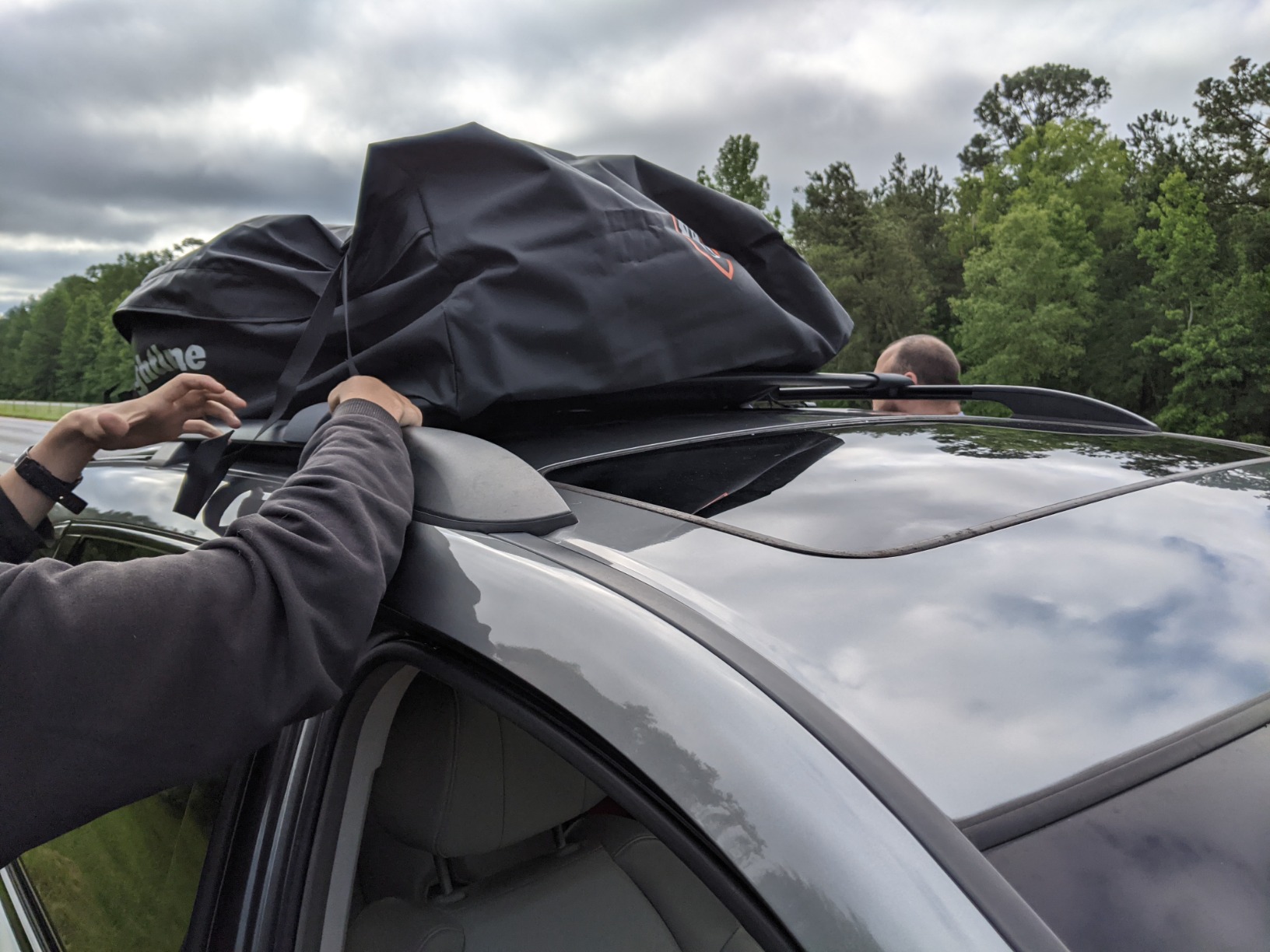 Rightline Gear Range 3 Weatherproof Rooftop Cargo Carrier for Top of Vehicle, Attaches With or Without Roof Rack, 18 Cubic Feet, Black customer photo 1