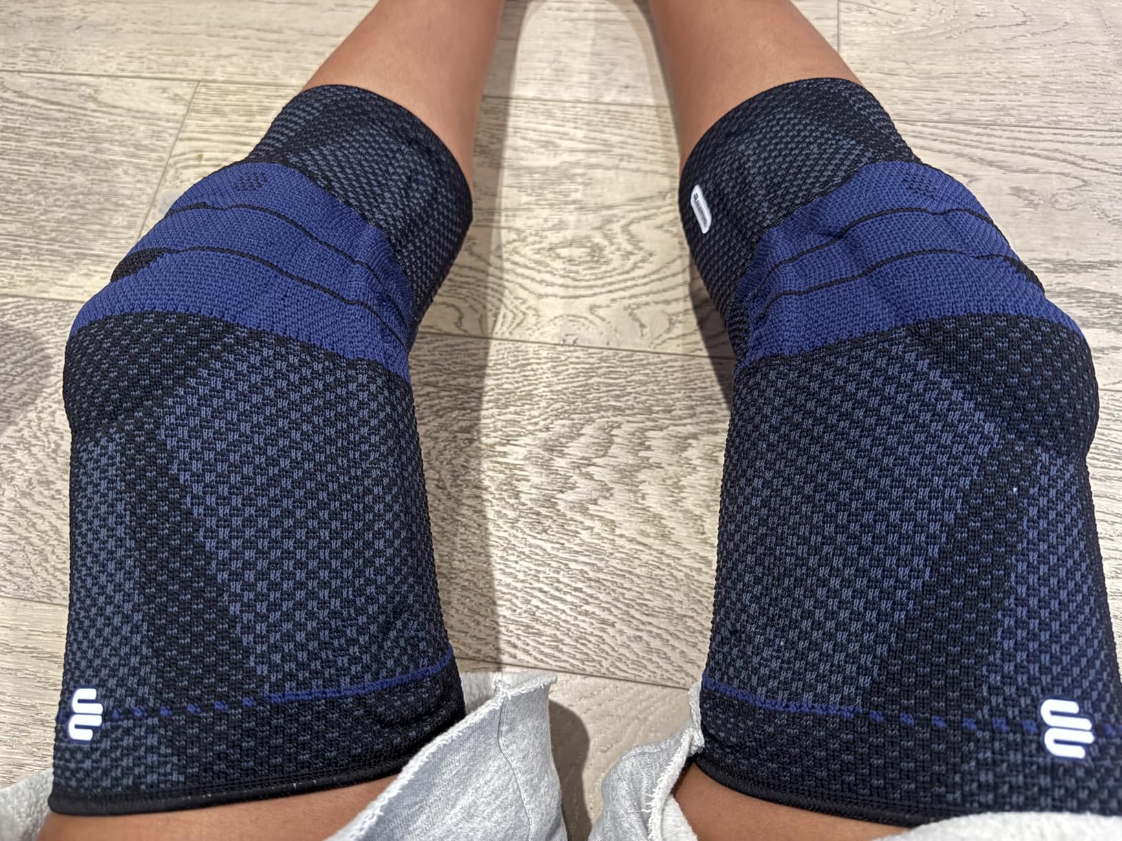 Bauerfeind - GenuTrain - Knee Brace - Targeted Support for Pain Relief and Stabilization of The Knee, Provides Relief of Weak, Swollen, and Injured Knees - Size 3 - Color Black customer photo 2