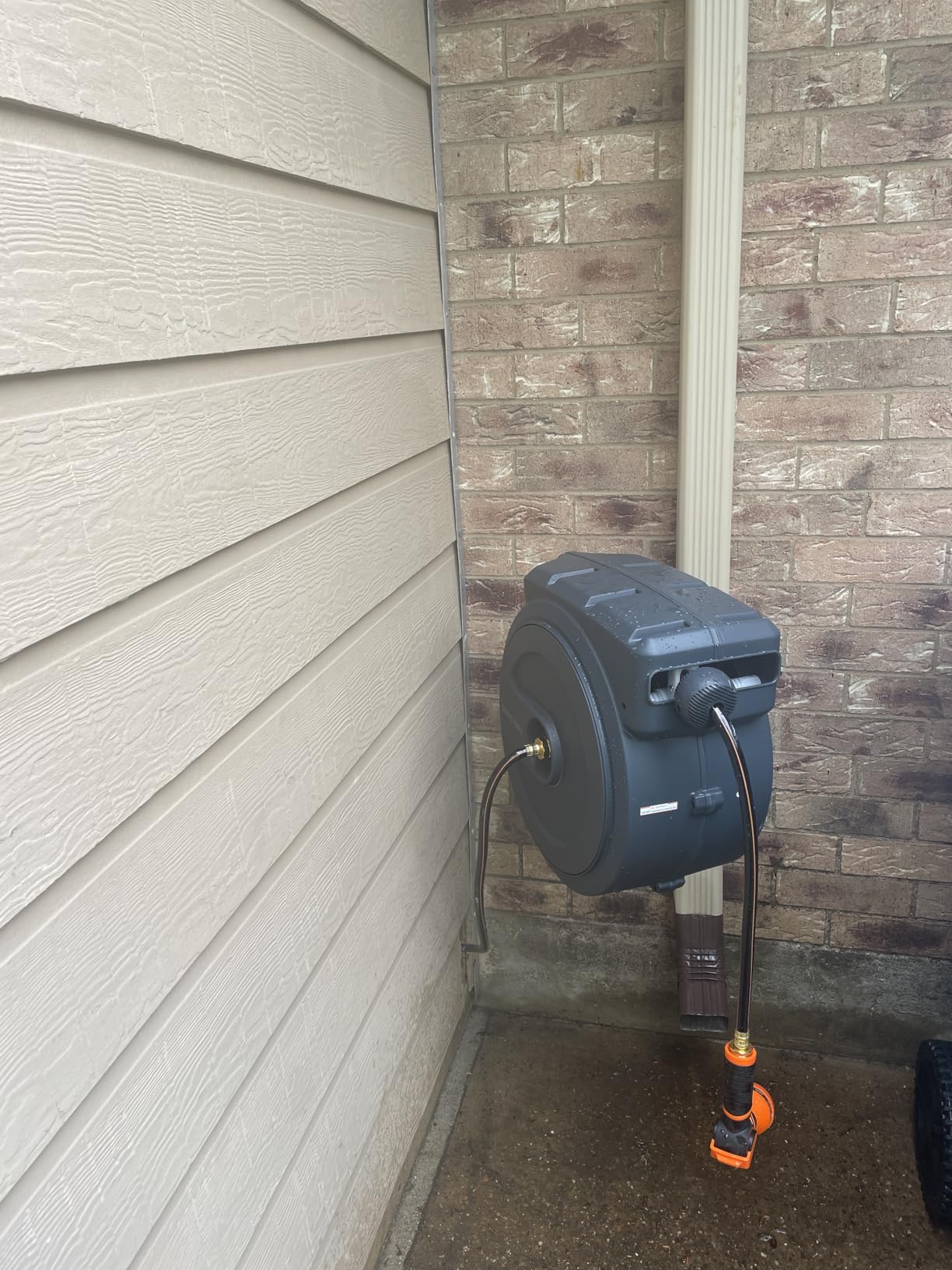 Giraffe Tools Retractable Garden Hose Reel 1/2 Inch x 130 ft, Super Heavy Duty, Any Length Lock, Slow Return System, Wall Mounted and 180 Deg Swivel Bracket customer photo 2