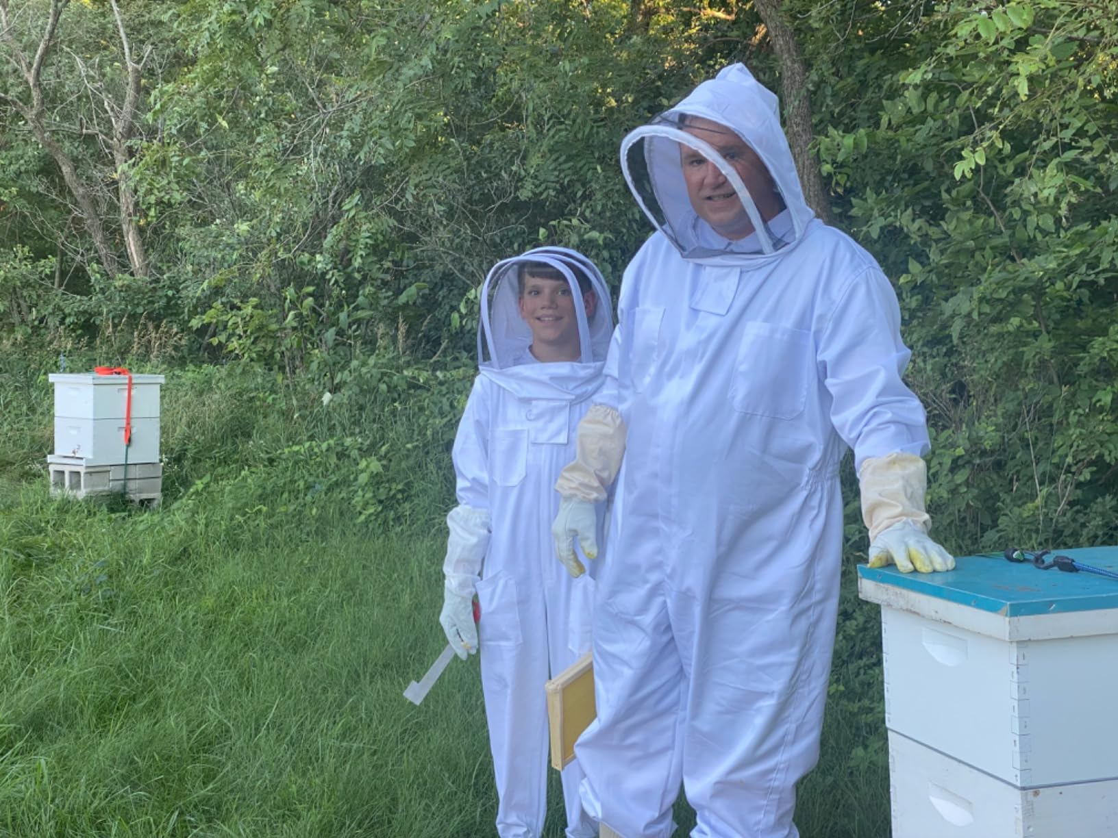 LONGADS Professional Bee Suit for Men and Women, Full Body Beekeeping Suit with Gloves & Protective Round Veil customer photo 1