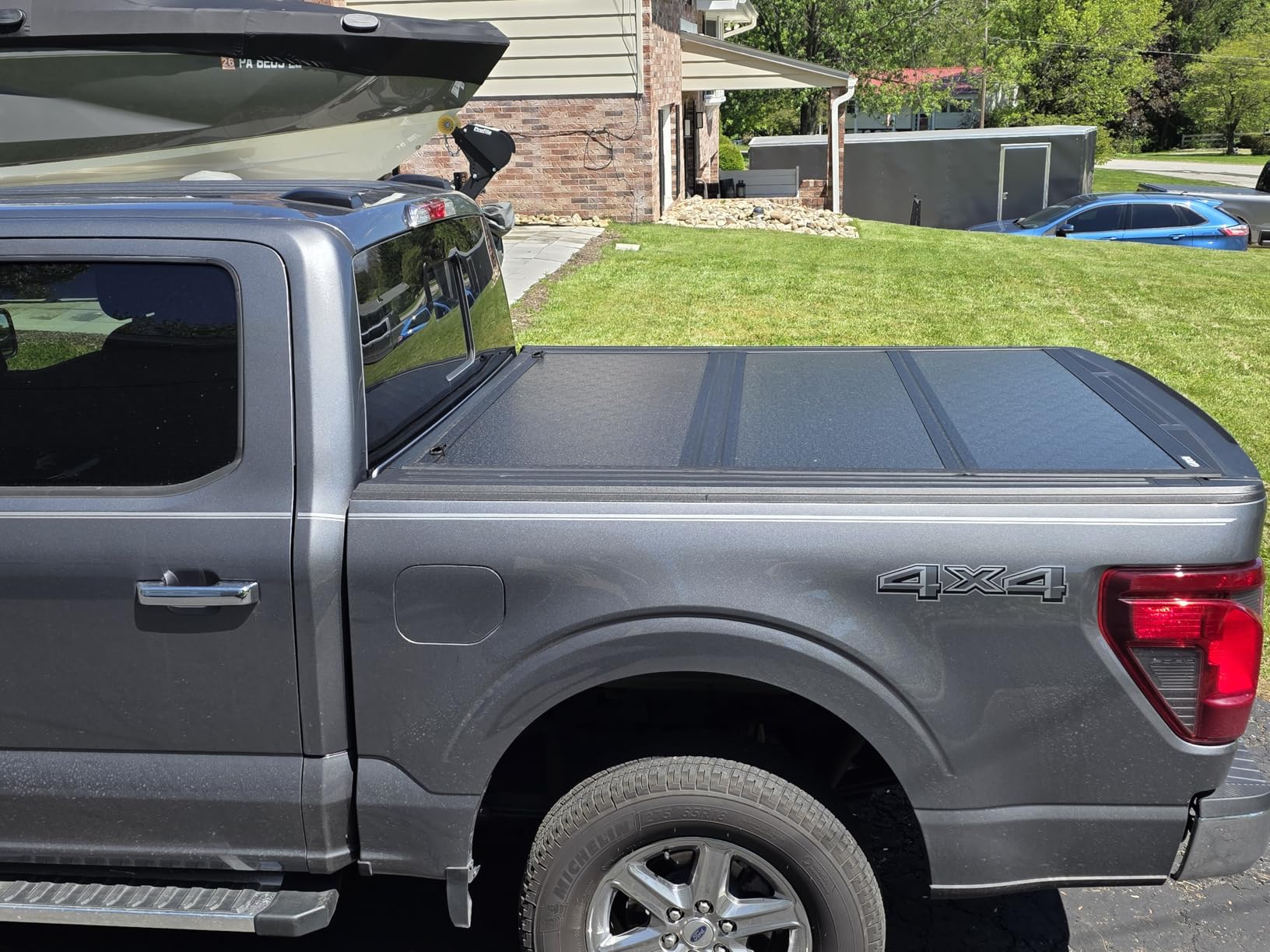 Gator EFX Hard Tri-Fold Truck Bed Tonneau Cover - Heavy-Duty Truck Bed Protection - 2021-2026 Ford F-150 (incl. Raptor/Lightning) - 5'7