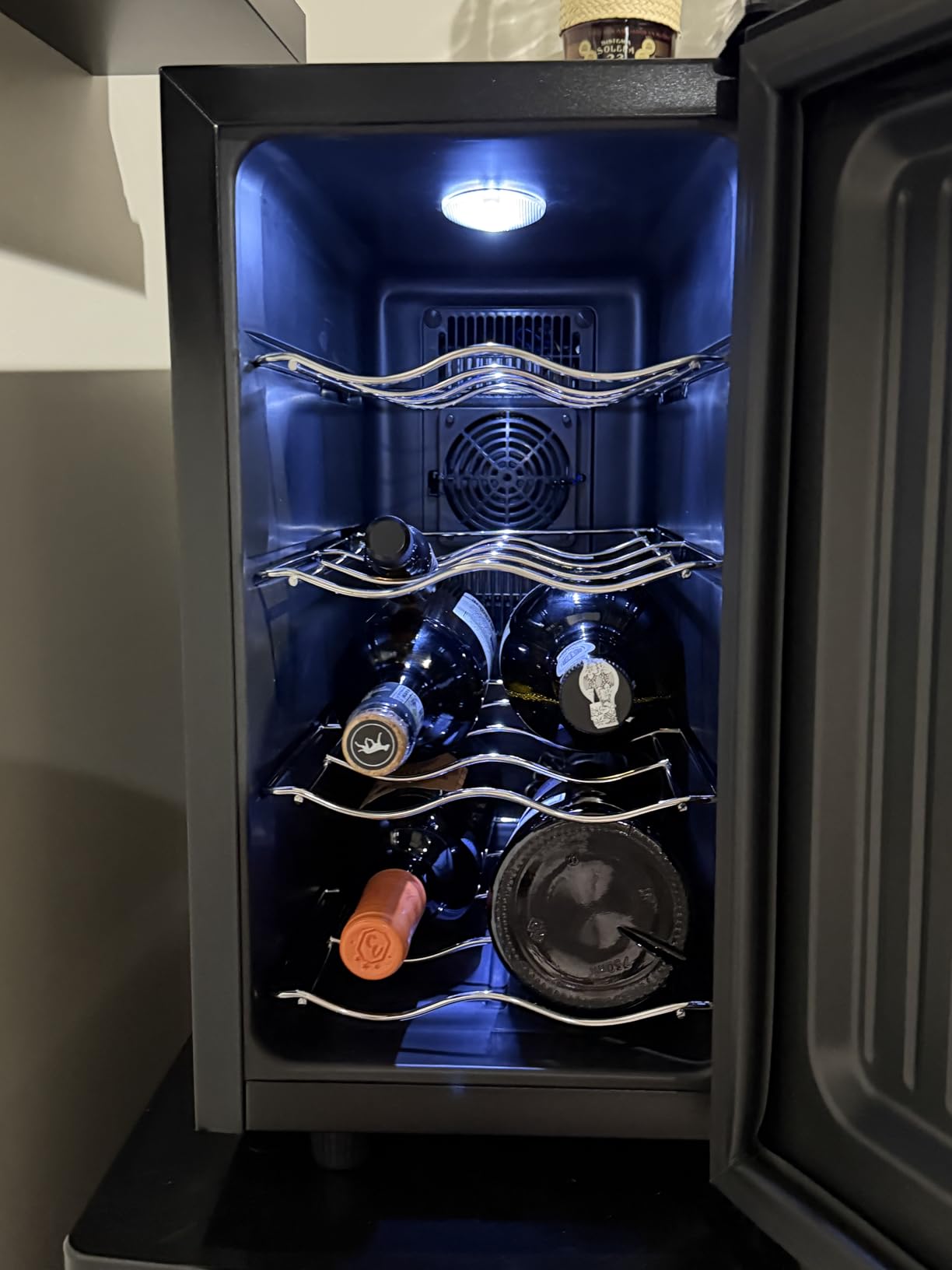 BLACK+DECKER 6 Bottle Wine Fridge, Wine Cooler with Mirrored Front, Mini Wine Fridge Thermoelectric, BD60316 customer photo 2