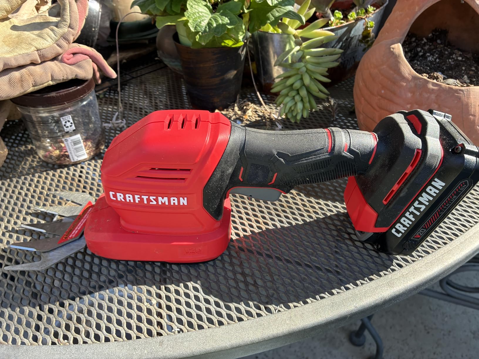 CRAFTSMAN V20 4 In. Cordless Handheld Grass Trimmer and 8 In. Mini Hedge Trimmer, Battery and Charger Included, Rechargeable 2 in 1 Grass Shear and Bush Trimmer (CMCSS800C1) customer photo 1