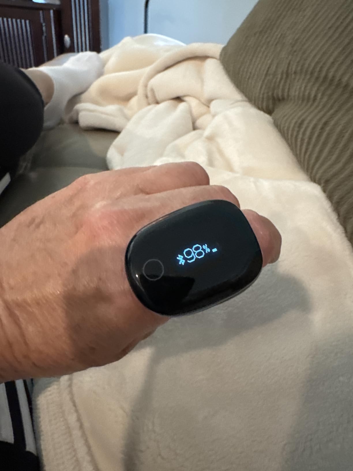 Wellue O2Ring Oxygen Monitor with Vibration Reminder -Bluetooth O2 Pulse Oximeter Rechargeable, Continuous Recording of SpO2 & PR, Blood Oxygen Saturation Tracker with Free APP & PC Reports customer photo 1