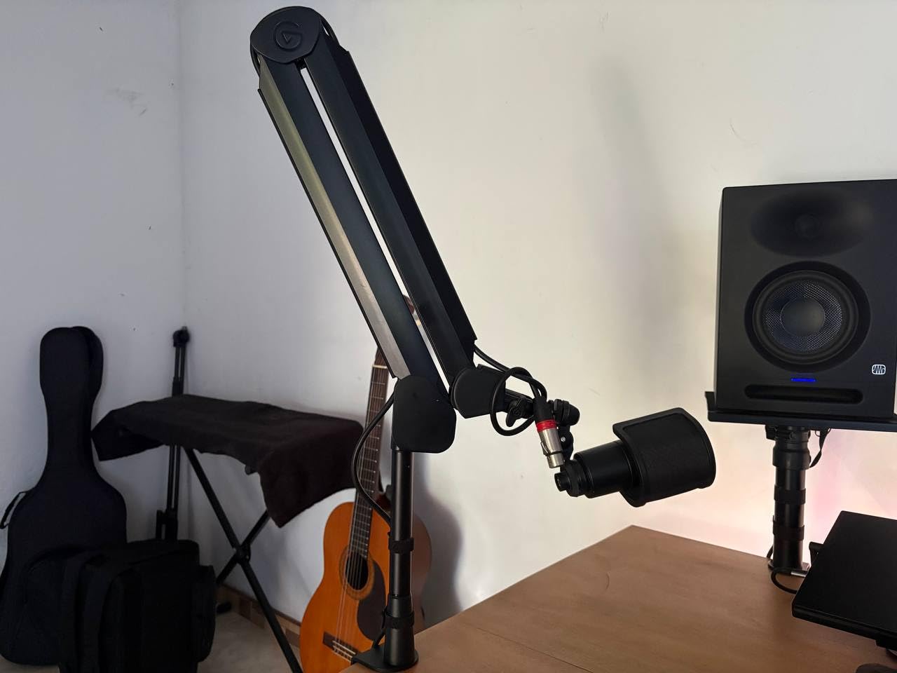 Elgato Wave Mic Arm - Premium Broadcasting Boom Arm with Cable Management Channels, Desk Clamp, 1/4