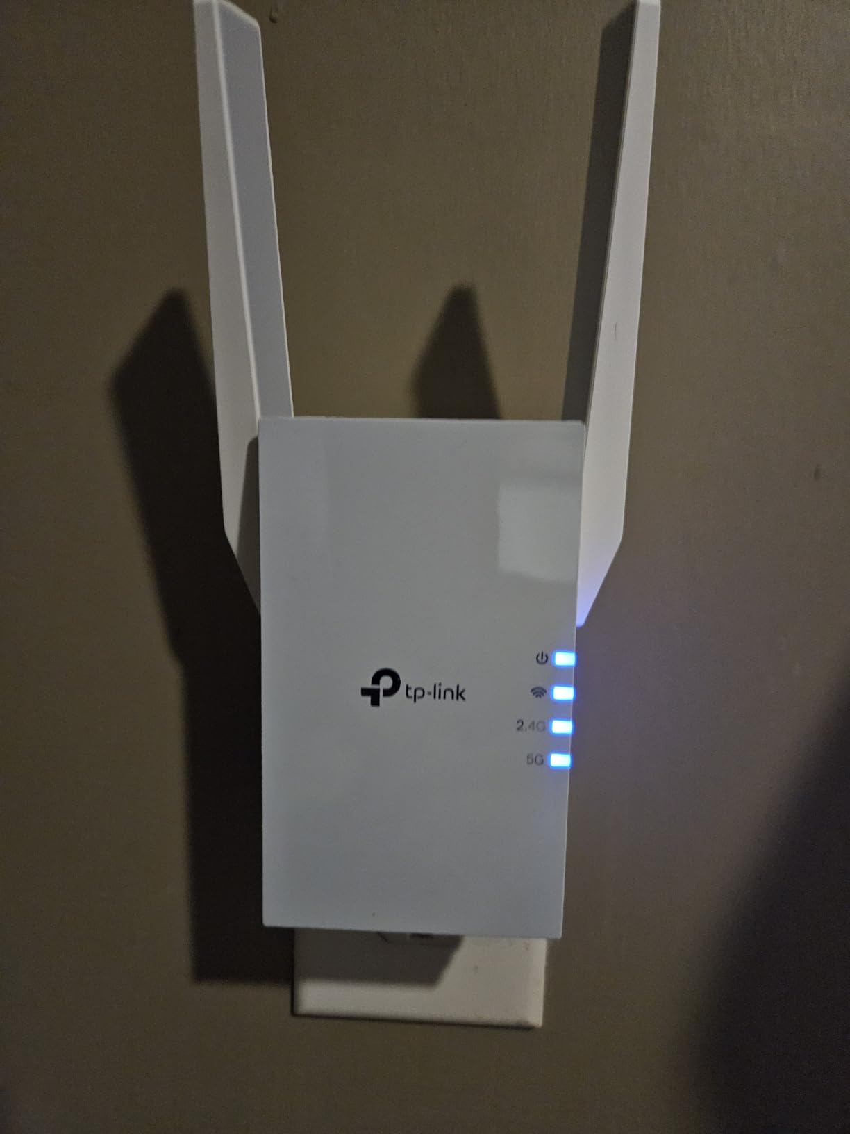 TP-Link AX1500 WiFi Extender Internet Booster(RE500X), WiFi 6 Range Extender Covers up to 1500 sq.ft and 25 Devices, Dual Band, AP Mode w/Gigabit Port, APP Setup, OneMesh Compatible customer photo 2