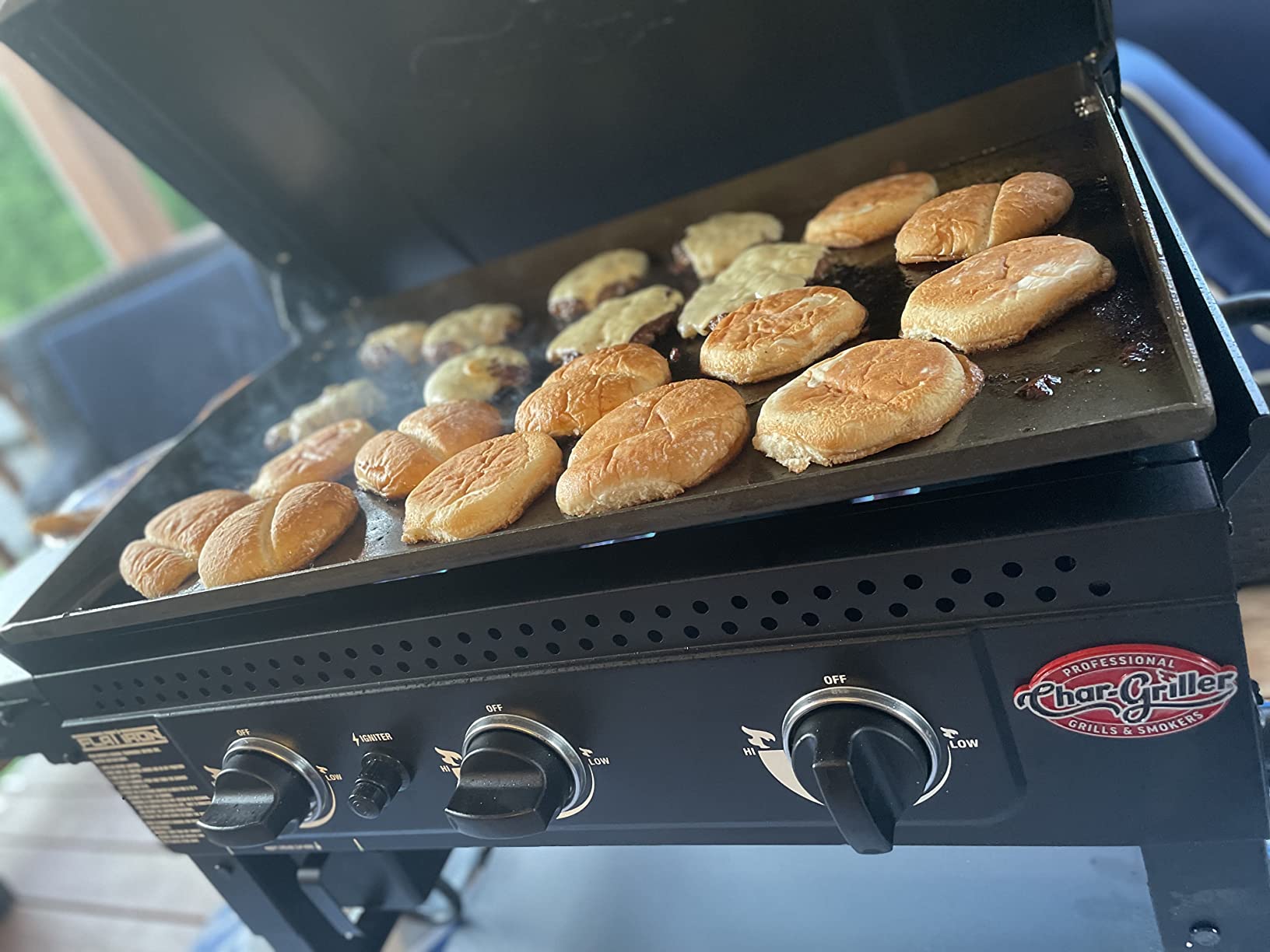 Char-Griller Flat Iron 3-Burner Propane Gas Flat-Top Griddle with Steel Griddle Top, Hinged Lid and Wind Guards, 520 Cooking Square Inches in Black, Model 8428 customer photo 1