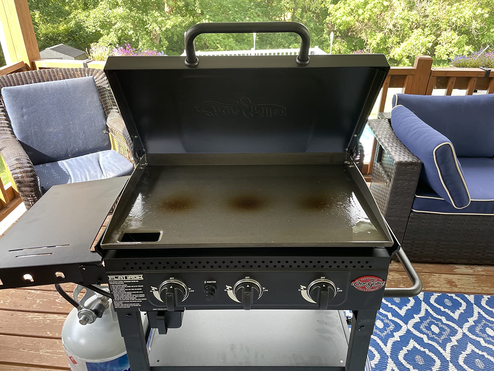 Char-Griller Flat Iron 3-Burner Propane Gas Flat-Top Griddle with Steel Griddle Top, Hinged Lid and Wind Guards, 520 Cooking Square Inches in Black, Model 8428 customer photo 2