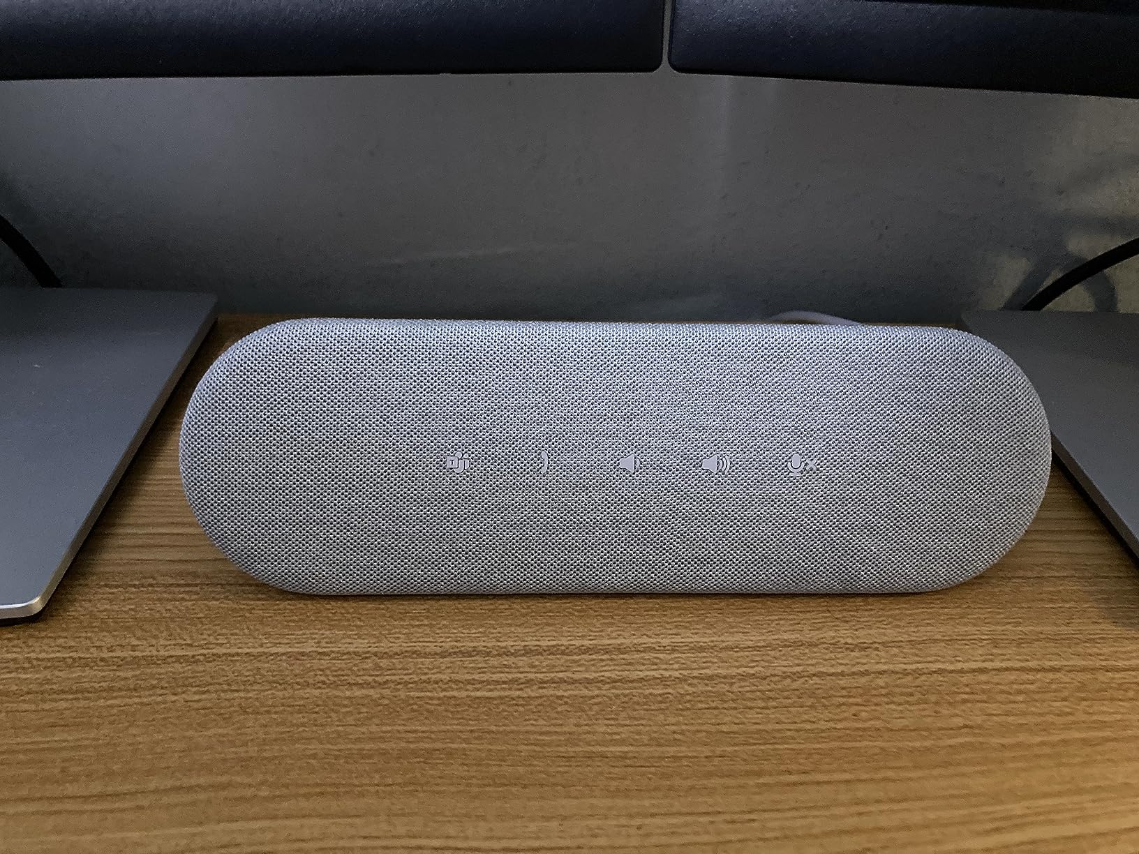 Dell SP3022 USB Computer Speaker for PC, Laptop, Monitor, Business Conference-Mini Soundbar Speakerphone, AI Noise Echo Cancellation, Full Duplex Audio, 2 x 1.8W, MS-Teams Certified - Platinum Silver customer photo 2