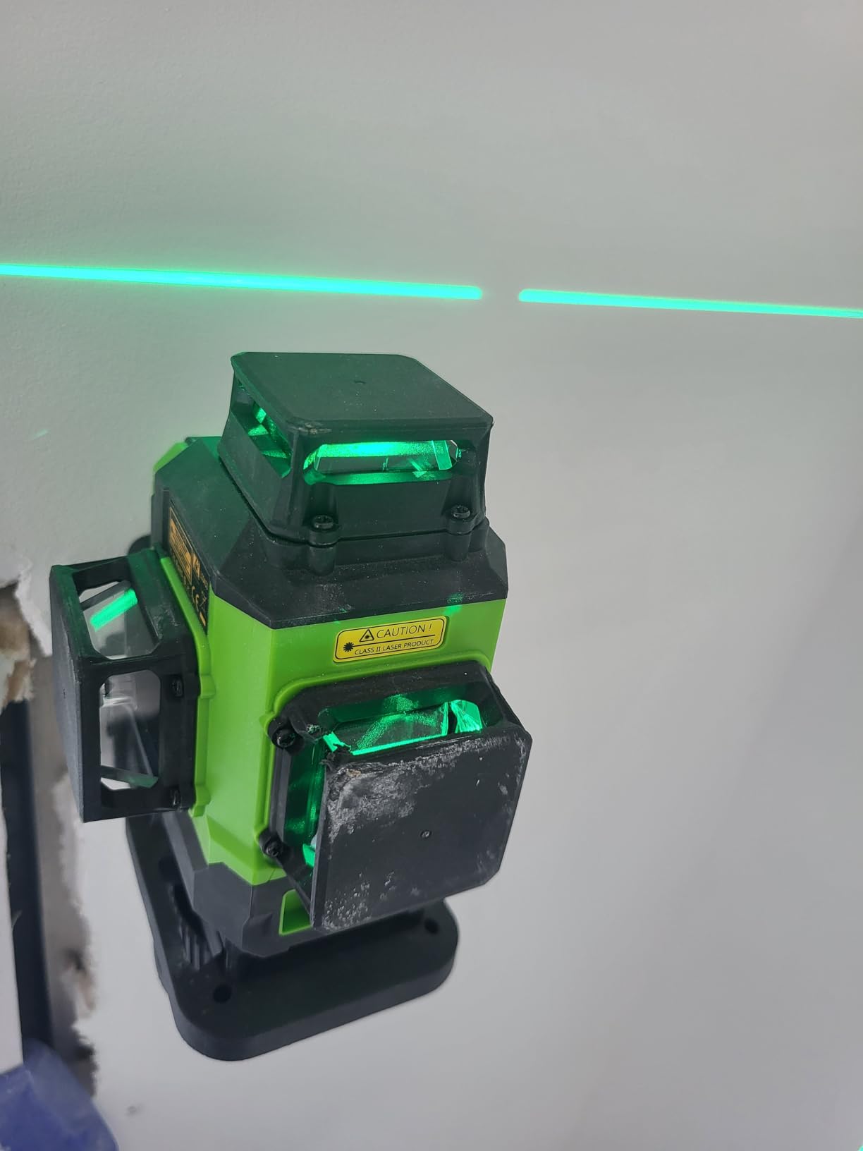 Huepar Laser Level 360 Self Leveling, Rechargeable Green Laser 3x360° Cross Line 3D Level Laser Tool with Magnetic Bracket & Hard Carry Case customer photo 1